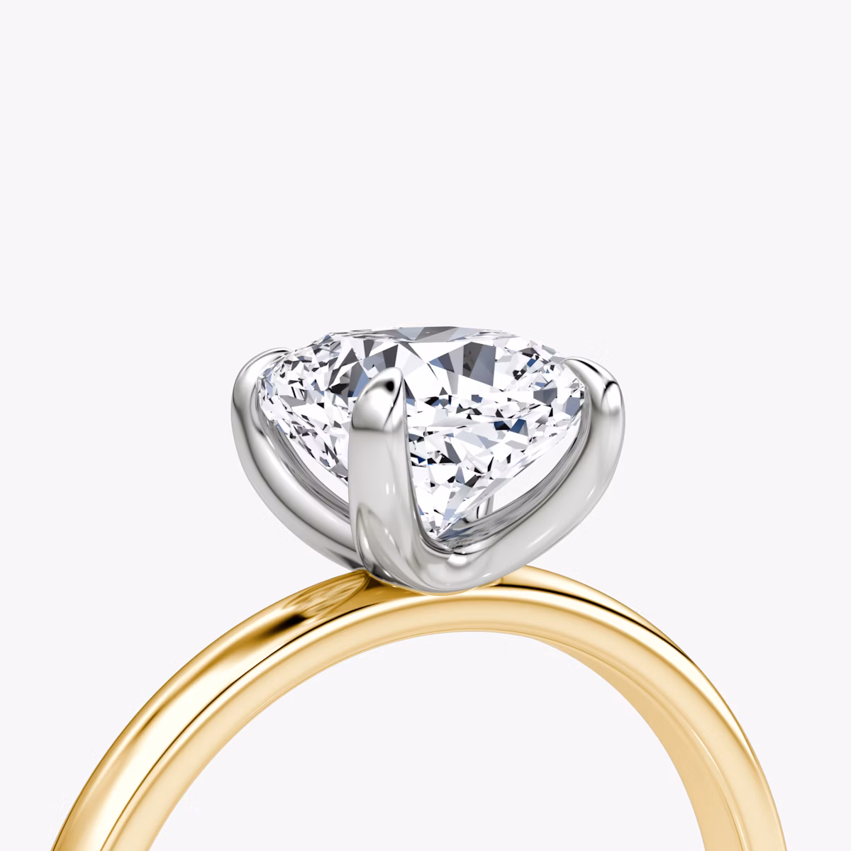Anillo de compromiso Classic | Cojín | 18k | Oro amarillo y platino | bandAccent: Simple | bandWidth: large | diamondOrientation: vertical | caratWeight: other