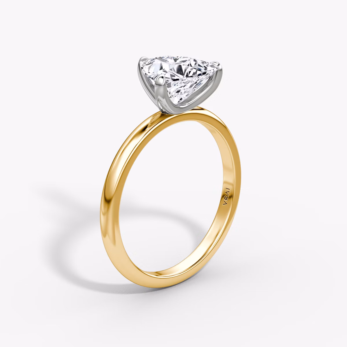 Anillo de compromiso Classic | Trillón | 18k | Oro amarillo y platino | bandAccent: Simple | bandWidth: large | diamondOrientation: vertical | caratWeight: other