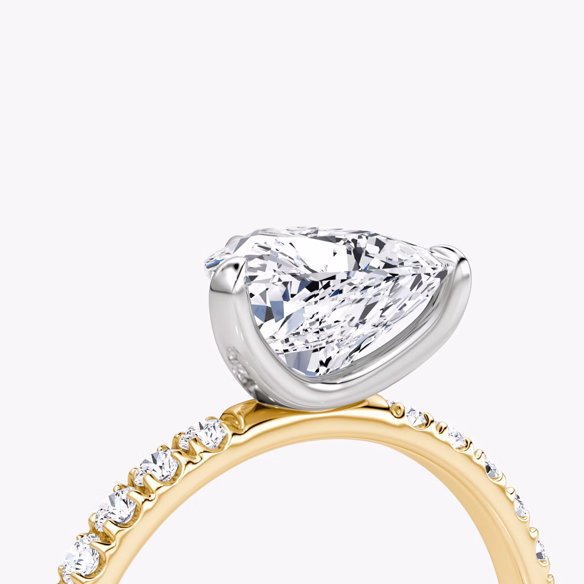 Anillo de compromiso Classic | Trillón | 18k | Oro amarillo y platino | bandAccent: Pavé | bandWidth: large | diamondOrientation: vertical | caratWeight: other