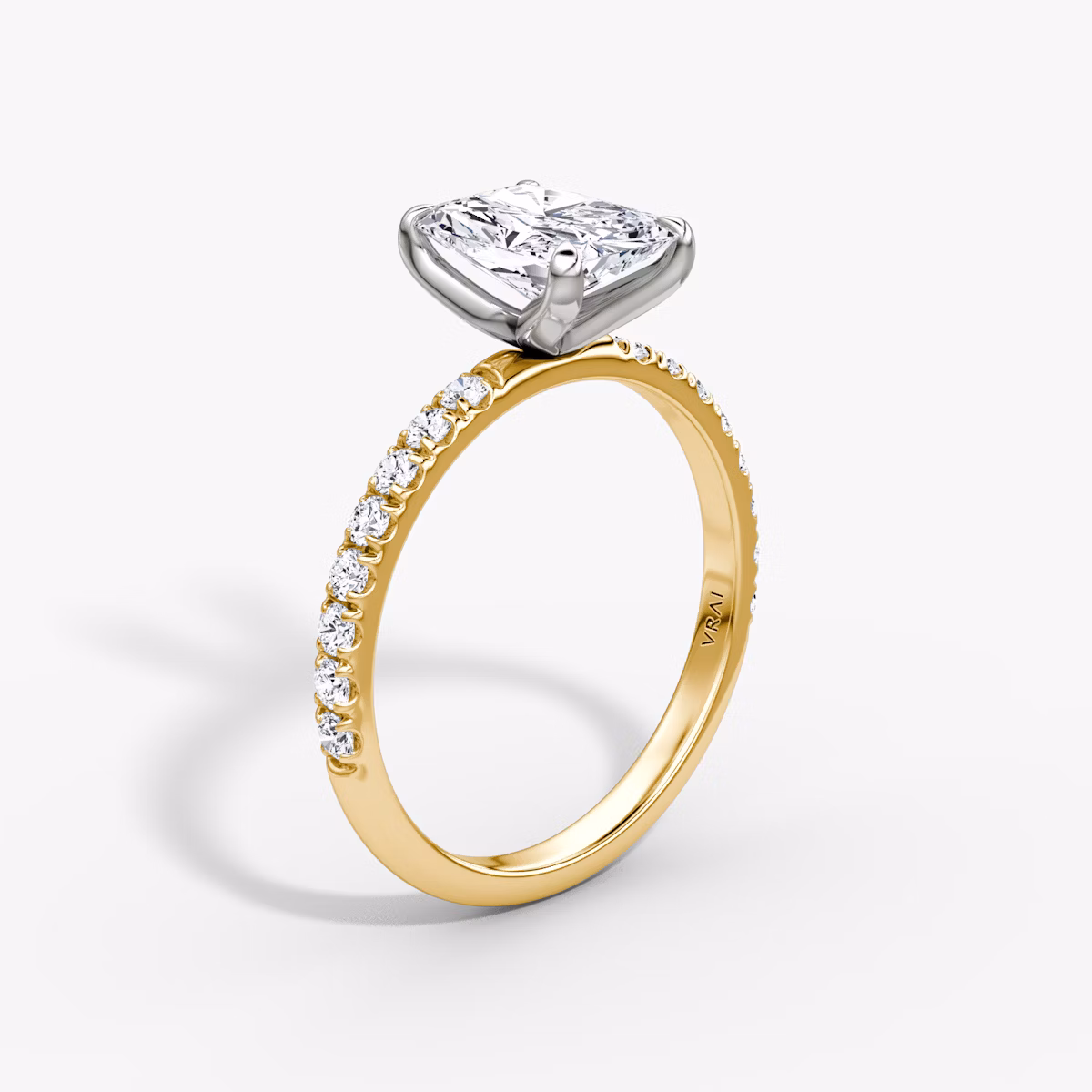 Anillo de compromiso Classic | Radiante | 18k | Oro amarillo y platino | bandAccent: Pavé | bandWidth: large | diamondOrientation: vertical | caratWeight: other