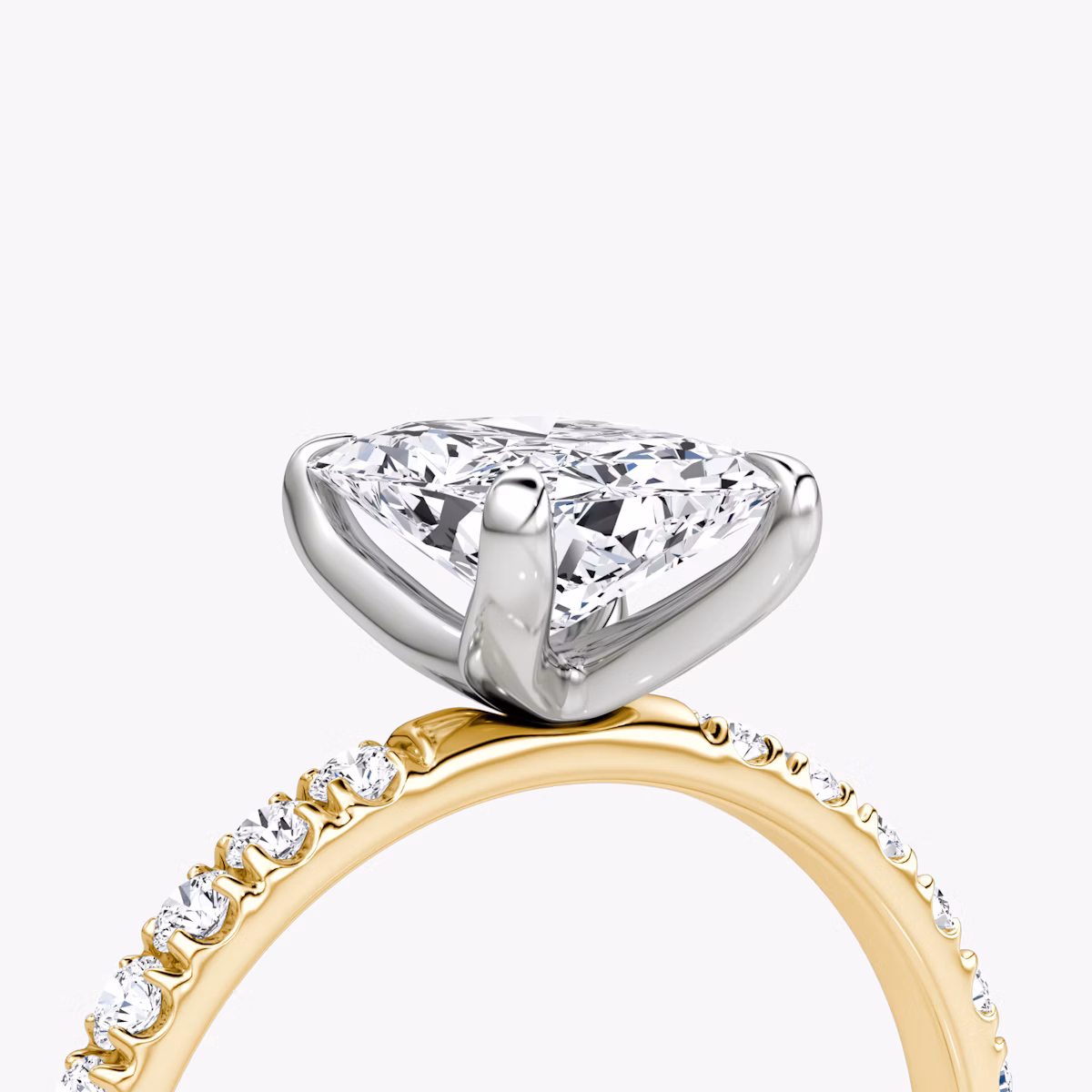 Anillo de compromiso Classic | Radiante | 18k | Oro amarillo y platino | bandAccent: Pavé | bandWidth: large | diamondOrientation: vertical | caratWeight: other