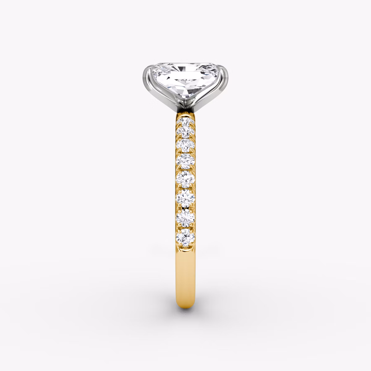 Anillo de compromiso Classic | Radiante | 18k | Oro amarillo y platino | bandAccent: Pavé | bandWidth: large | diamondOrientation: vertical | caratWeight: other