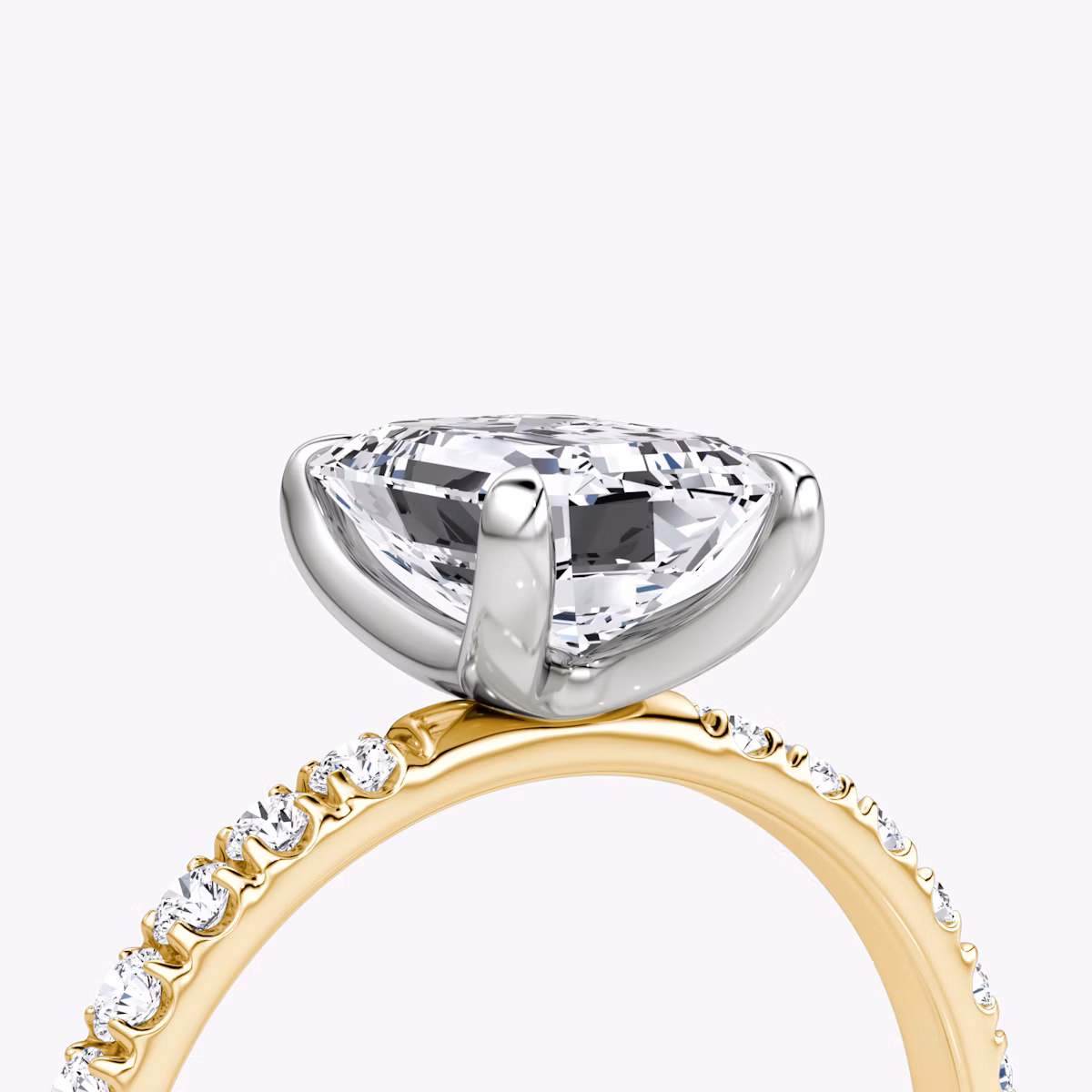Anillo de compromiso Classic | Esmeralda | 18k | Oro amarillo y platino | bandAccent: Pavé | bandWidth: large | diamondOrientation: vertical | caratWeight: other