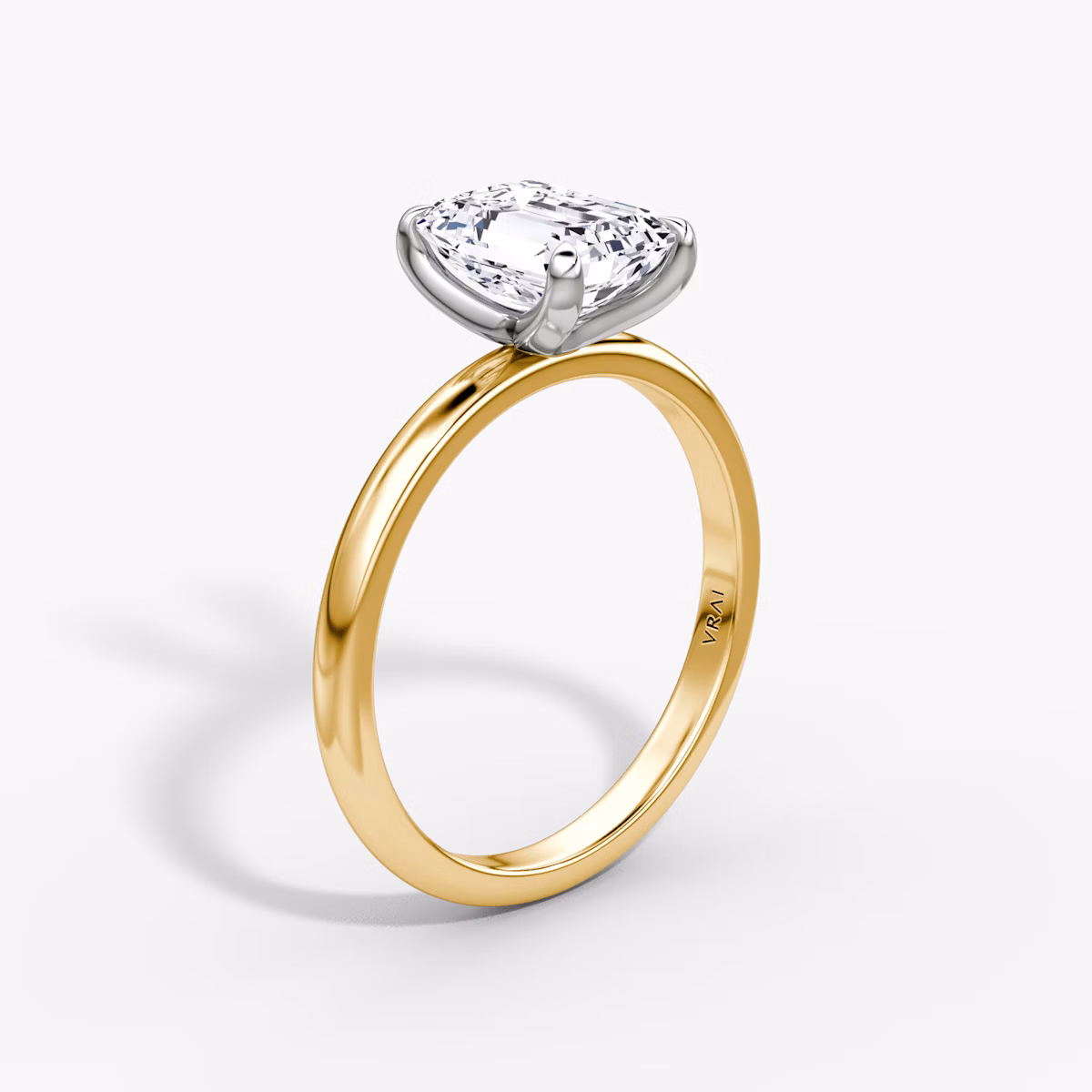Anillo de compromiso Classic | Esmeralda | 18k | Oro amarillo y platino | bandAccent: Simple | bandWidth: large | diamondOrientation: vertical | caratWeight: other
