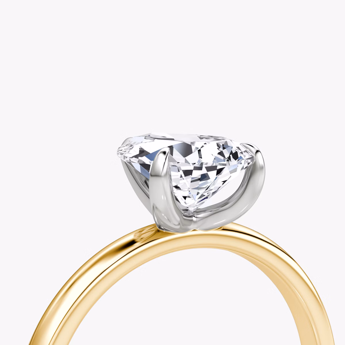 Anillo de compromiso Classic | Pera | 18k | Oro amarillo y platino | bandAccent: Simple | bandWidth: large | diamondOrientation: vertical | caratWeight: other