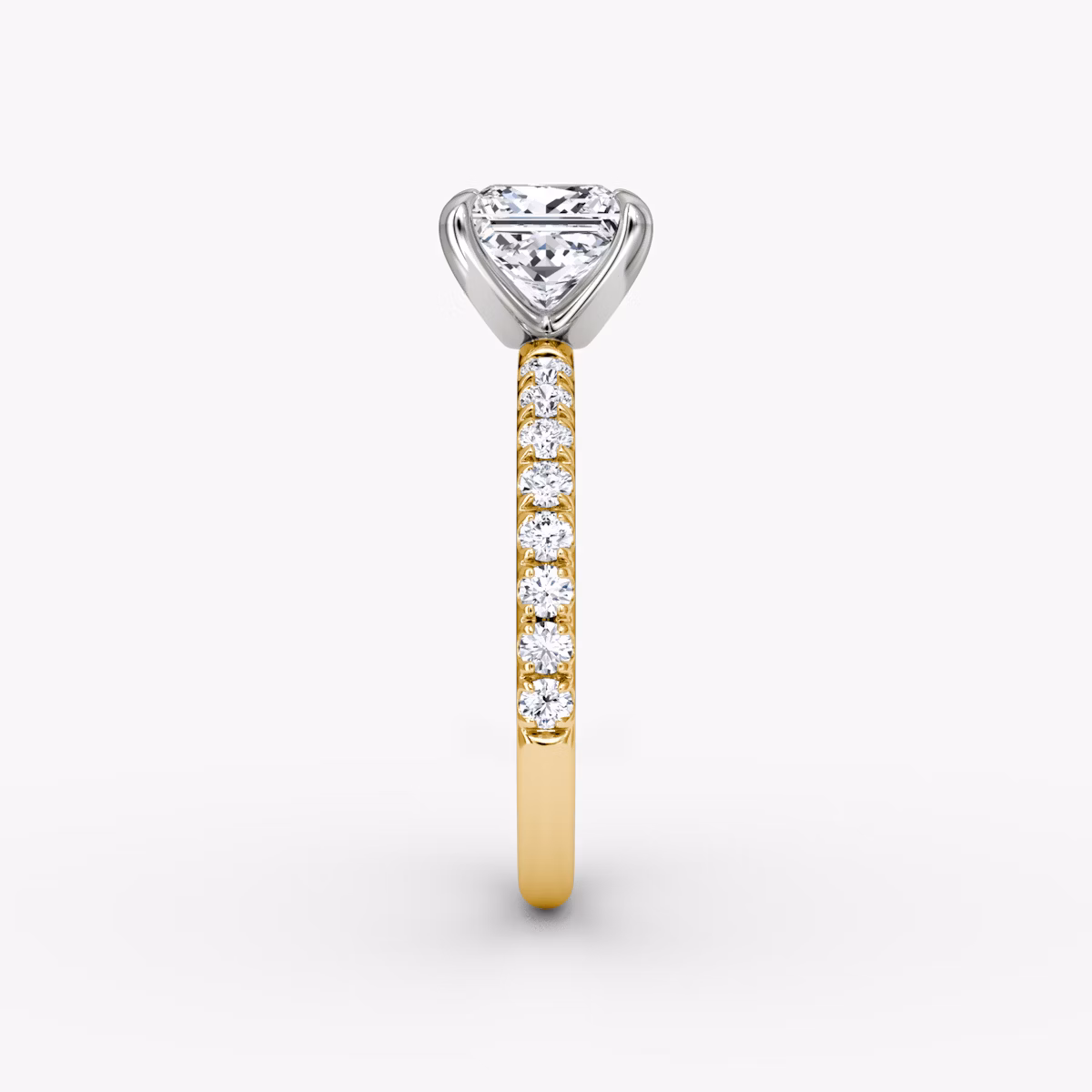 Anillo de compromiso Classic | Princesa | 18k | Oro amarillo y platino | bandAccent: Pavé | bandWidth: large | diamondOrientation: vertical | caratWeight: other
