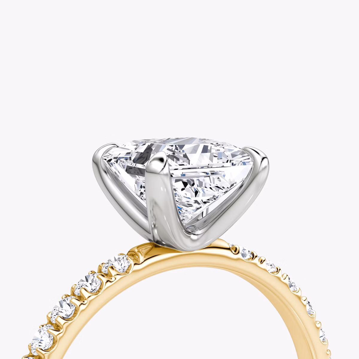 Anillo de compromiso Classic | Princesa | 18k | Oro amarillo y platino | bandAccent: Pavé | bandWidth: large | diamondOrientation: vertical | caratWeight: other