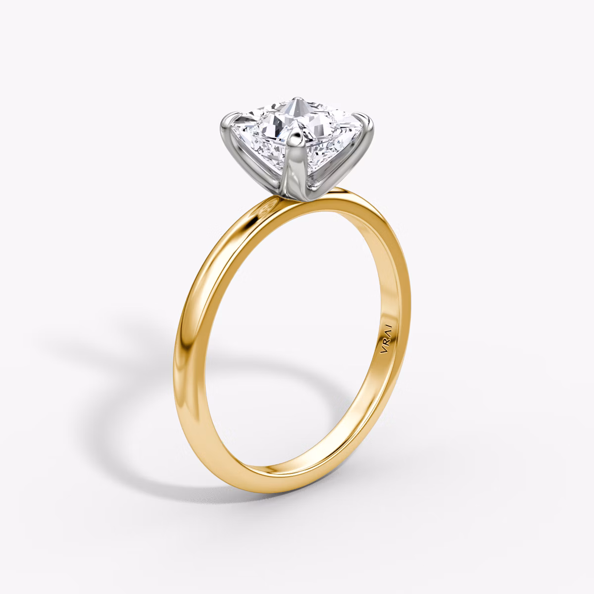 Anillo de compromiso Classic | Princesa | 18k | Oro amarillo y platino | bandAccent: Simple | bandWidth: large | diamondOrientation: vertical | caratWeight: other