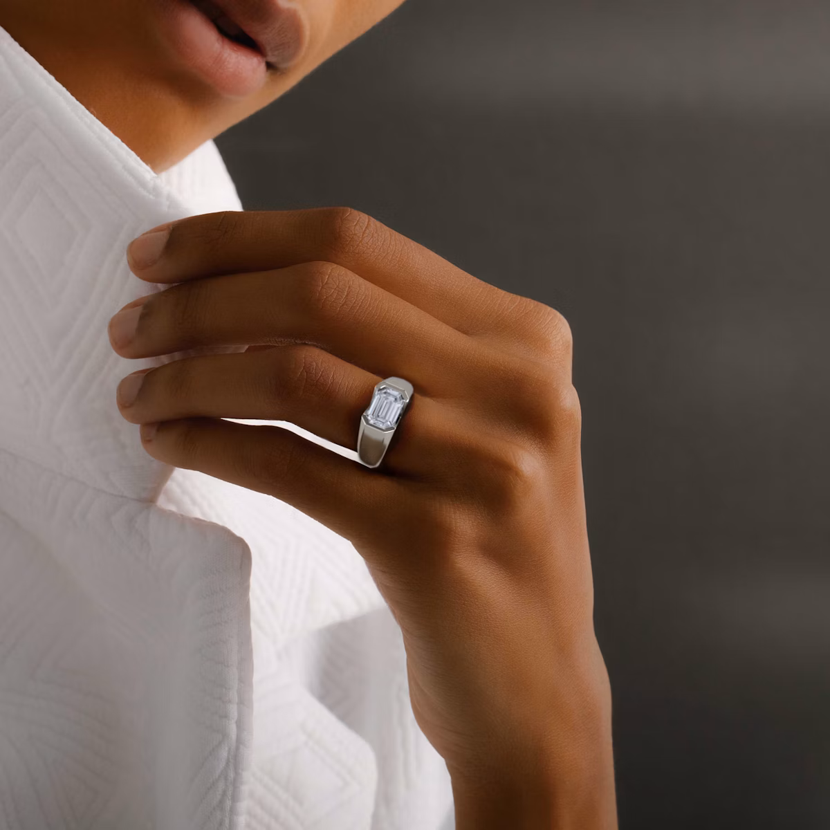 The Statement Signet | Emerald | 18k | White Gold | bandAccent: Plain | diamondOrientation: vertical | caratWeight: other