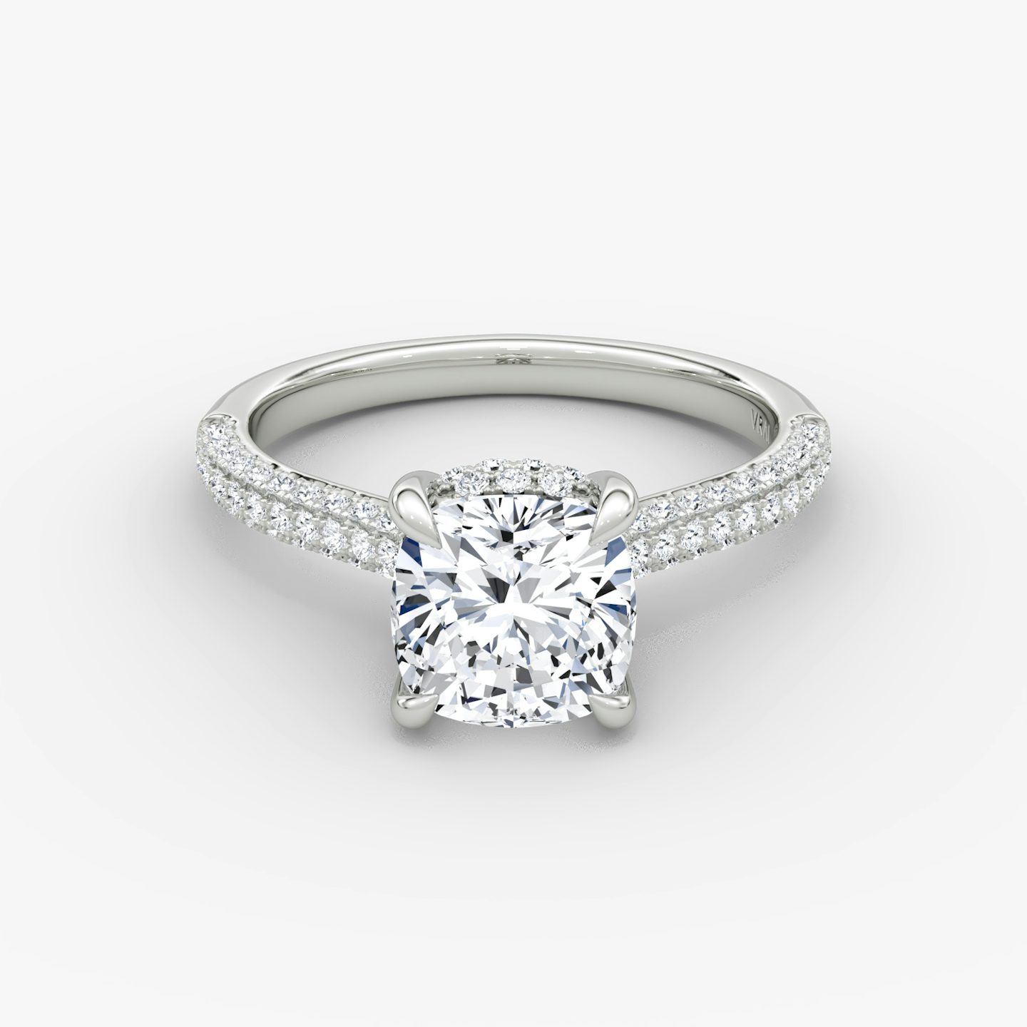 Anillo de compromiso Regal Pavé Dome | Cojín | Platino | bandAccent: Pavé | diamondOrientation: vertical | caratWeight: other