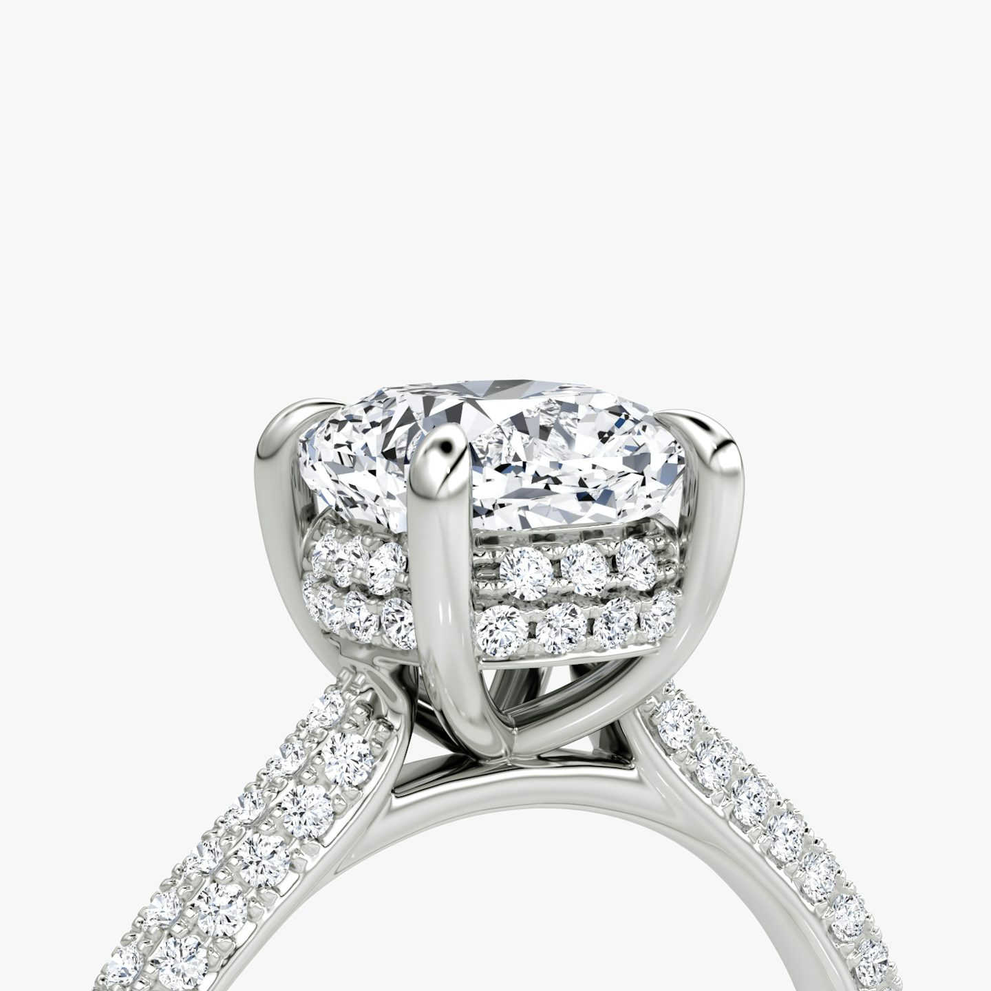Anillo de compromiso Regal Pavé Dome | Cojín | Platino | bandAccent: Pavé | diamondOrientation: vertical | caratWeight: other