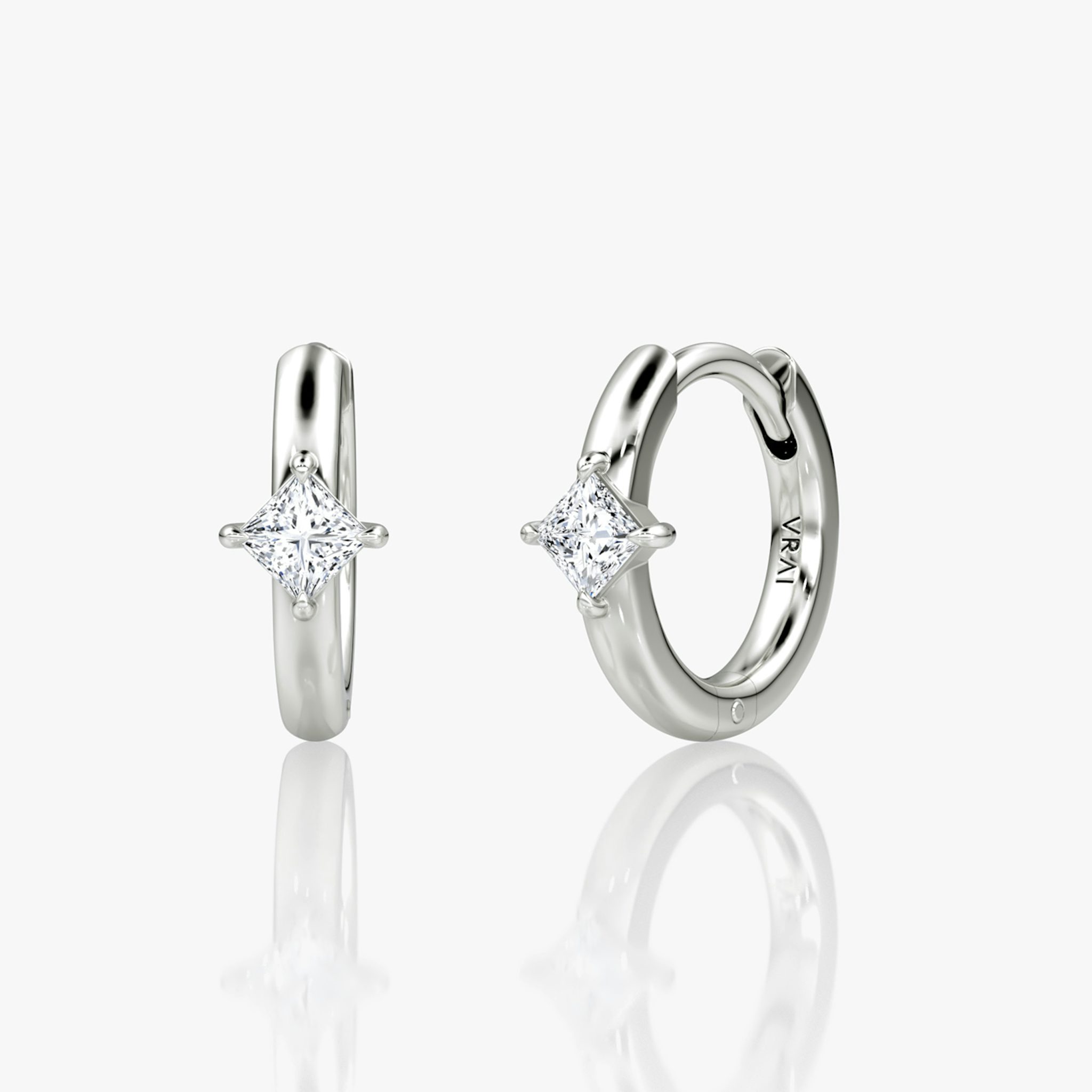 Solitaire Huggie Hoop | Princess | 14k | White Gold