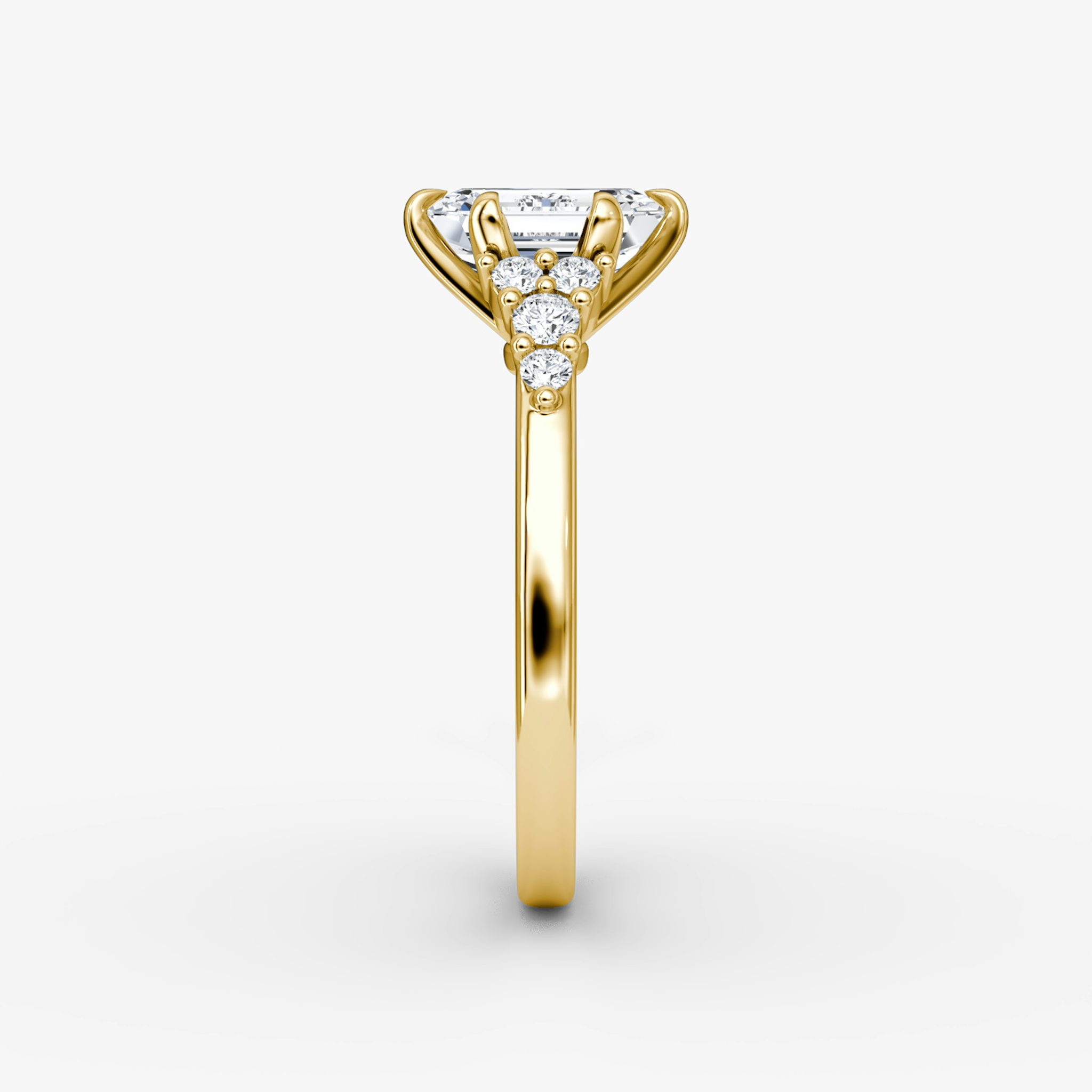 The Round Cluster Heirloom | Emerald | 18k | Yellow Gold | bandAccent: Plain | diamondOrientation: vertical | caratWeight: other