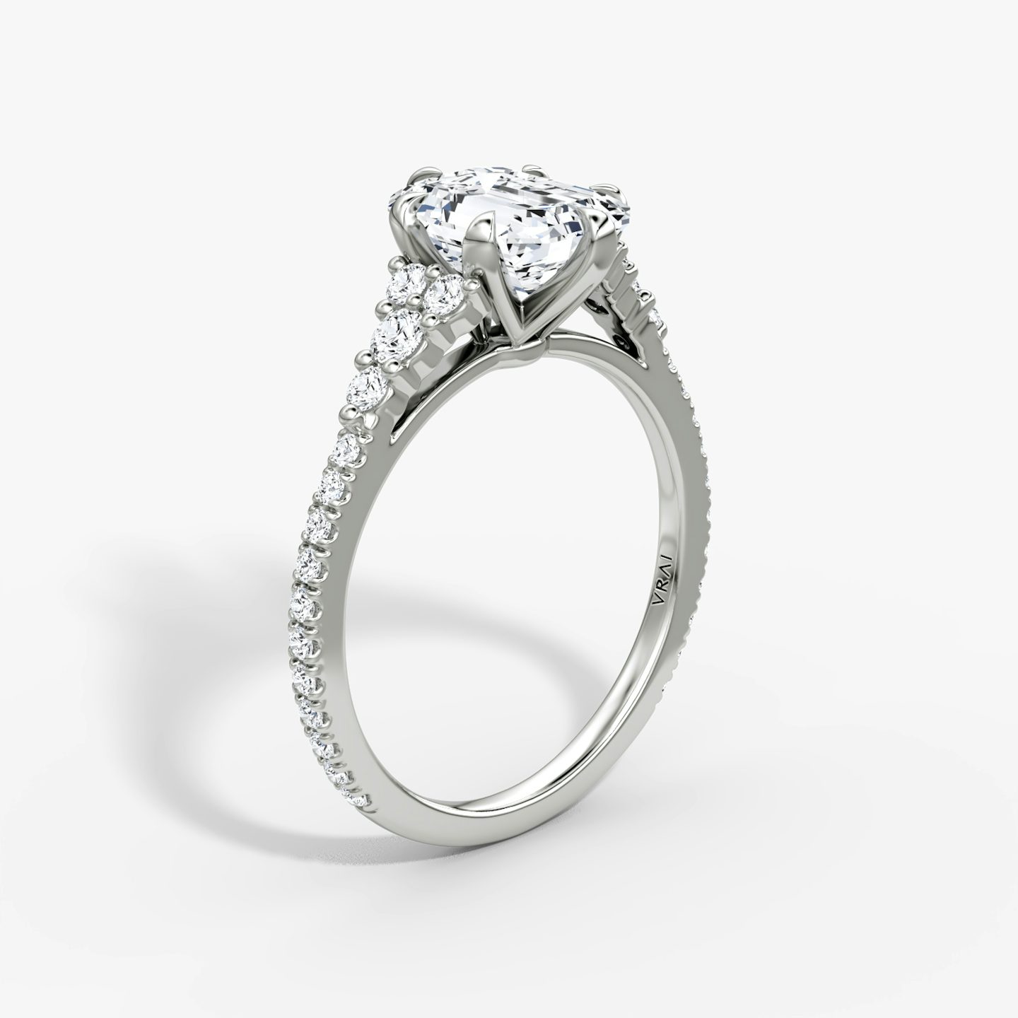 The Round Cluster Heirloom | Emerald | 18k | White Gold | bandAccent: Pavé | diamondOrientation: vertical | caratWeight: other