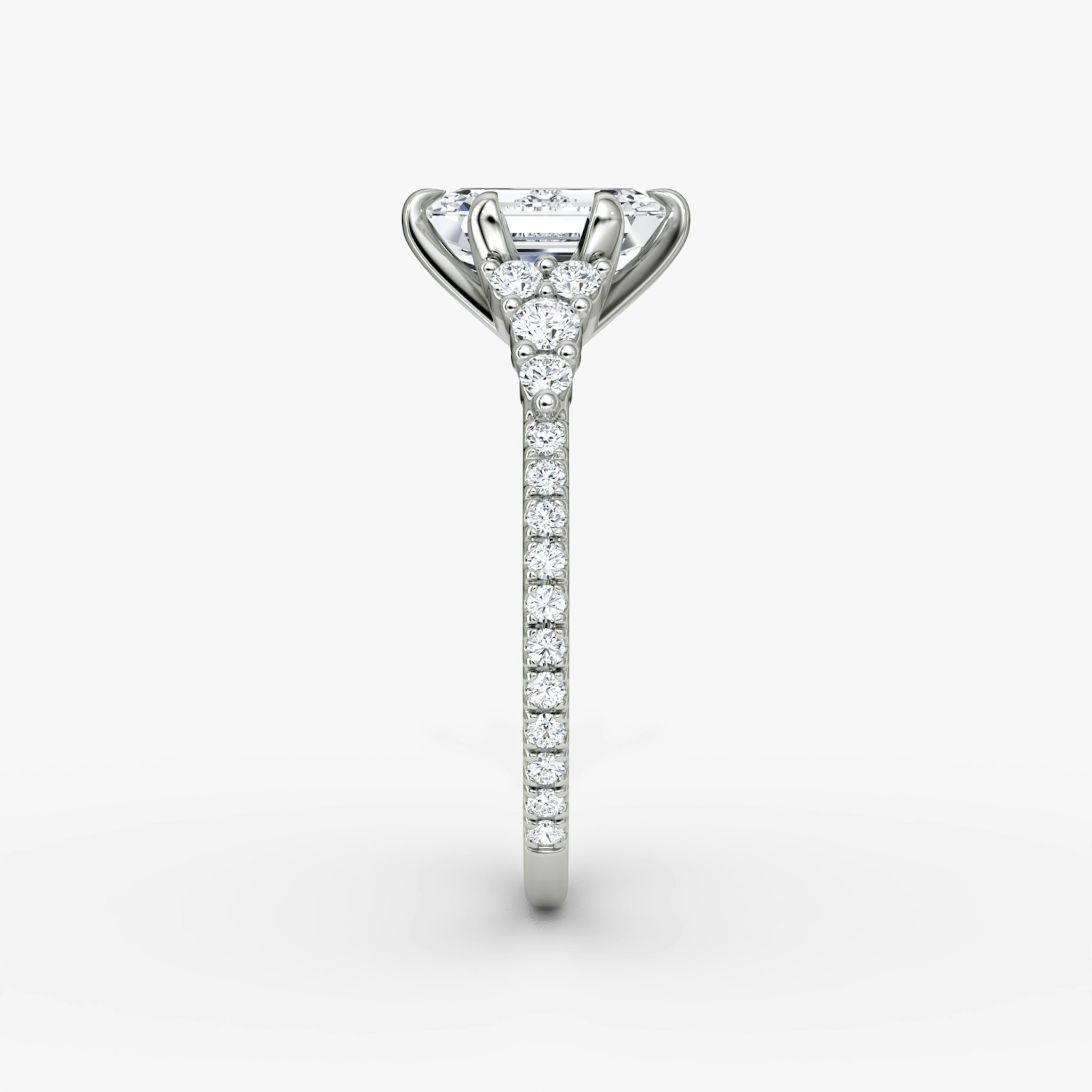 The Round Cluster Heirloom | Emerald | Platin | bandAccent: Mit Pavé-Besatz | diamondOrientation: vertical | caratWeight: other