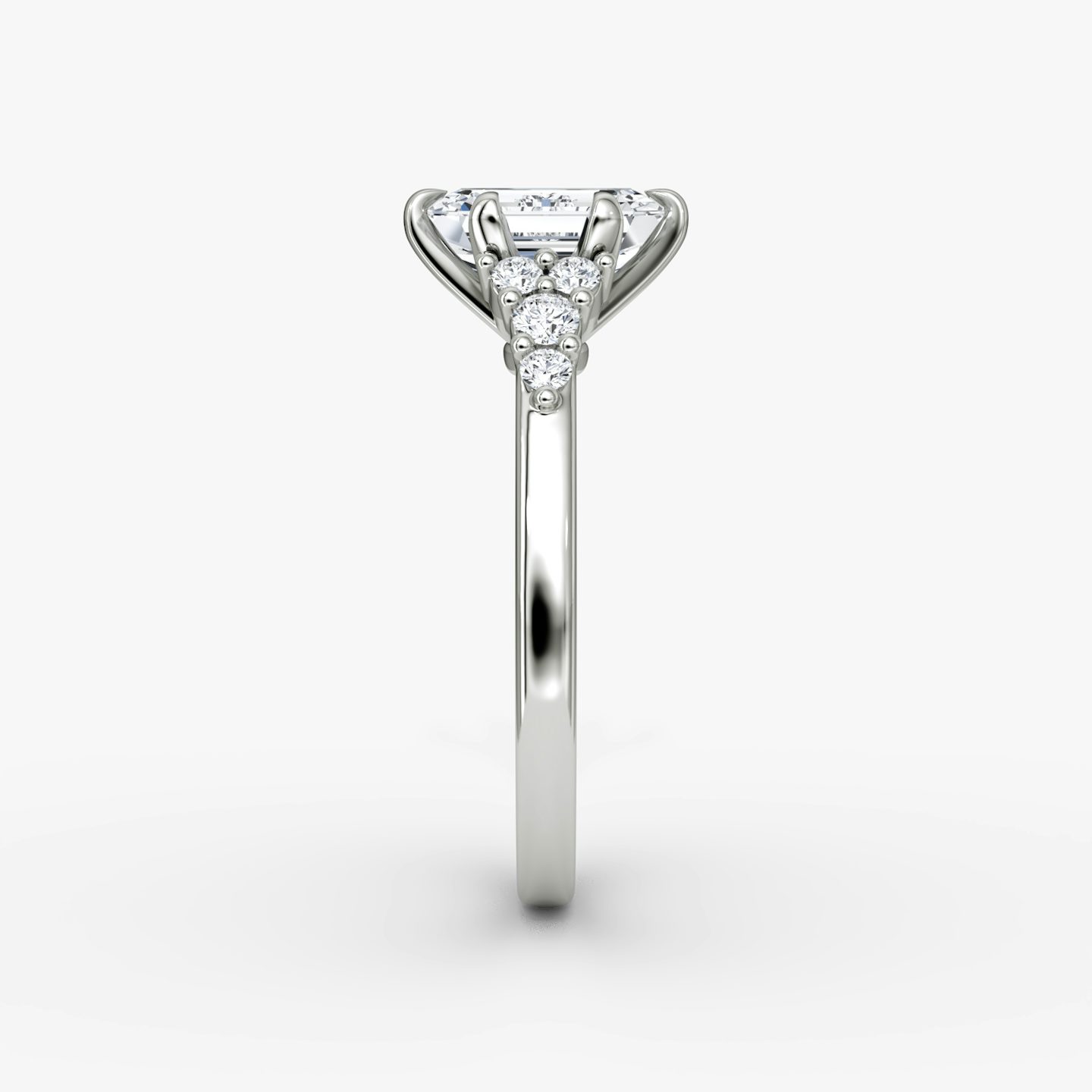 The Round Cluster Heirloom | Emerald | 18k | White Gold | bandAccent: Plain | diamondOrientation: vertical | caratWeight: other