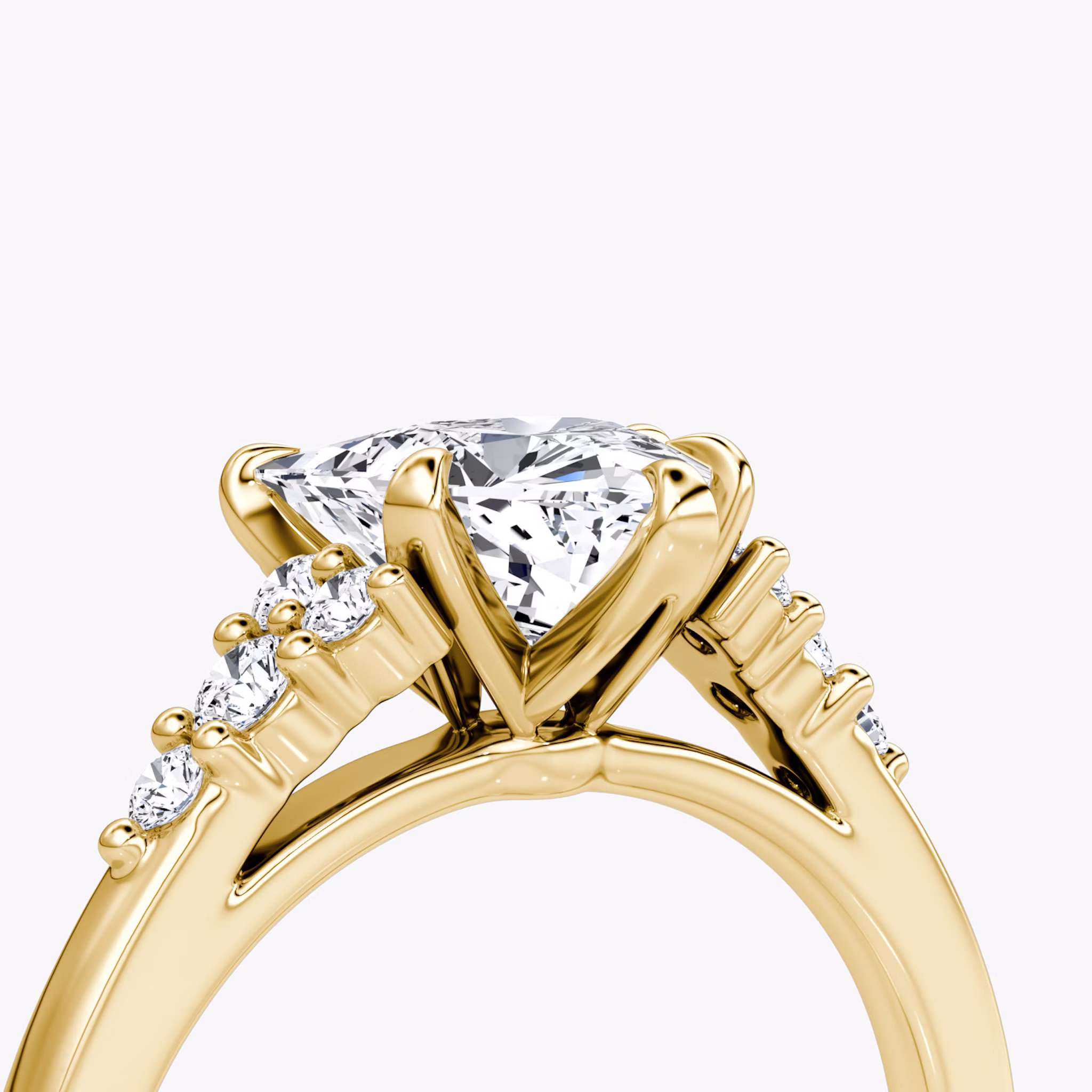 Anillo de compromiso Round Cluster Heirloom | Trillón | 18k | Oro amarillo | bandAccent: Simple | diamondOrientation: vertical | caratWeight: other