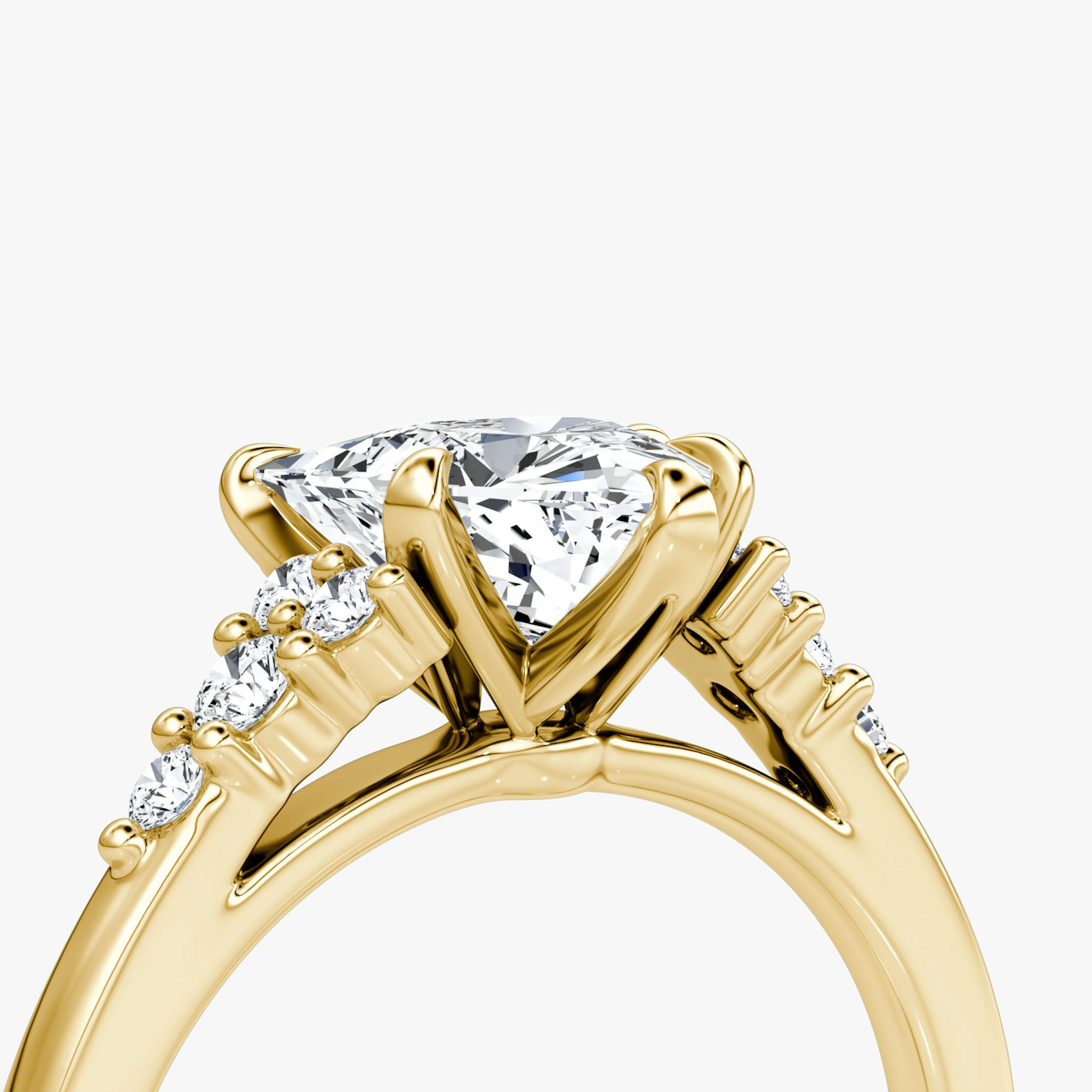 Anillo de compromiso Round Cluster Heirloom | Trillón | 18k | Oro amarillo | bandAccent: Simple | diamondOrientation: vertical | caratWeight: other