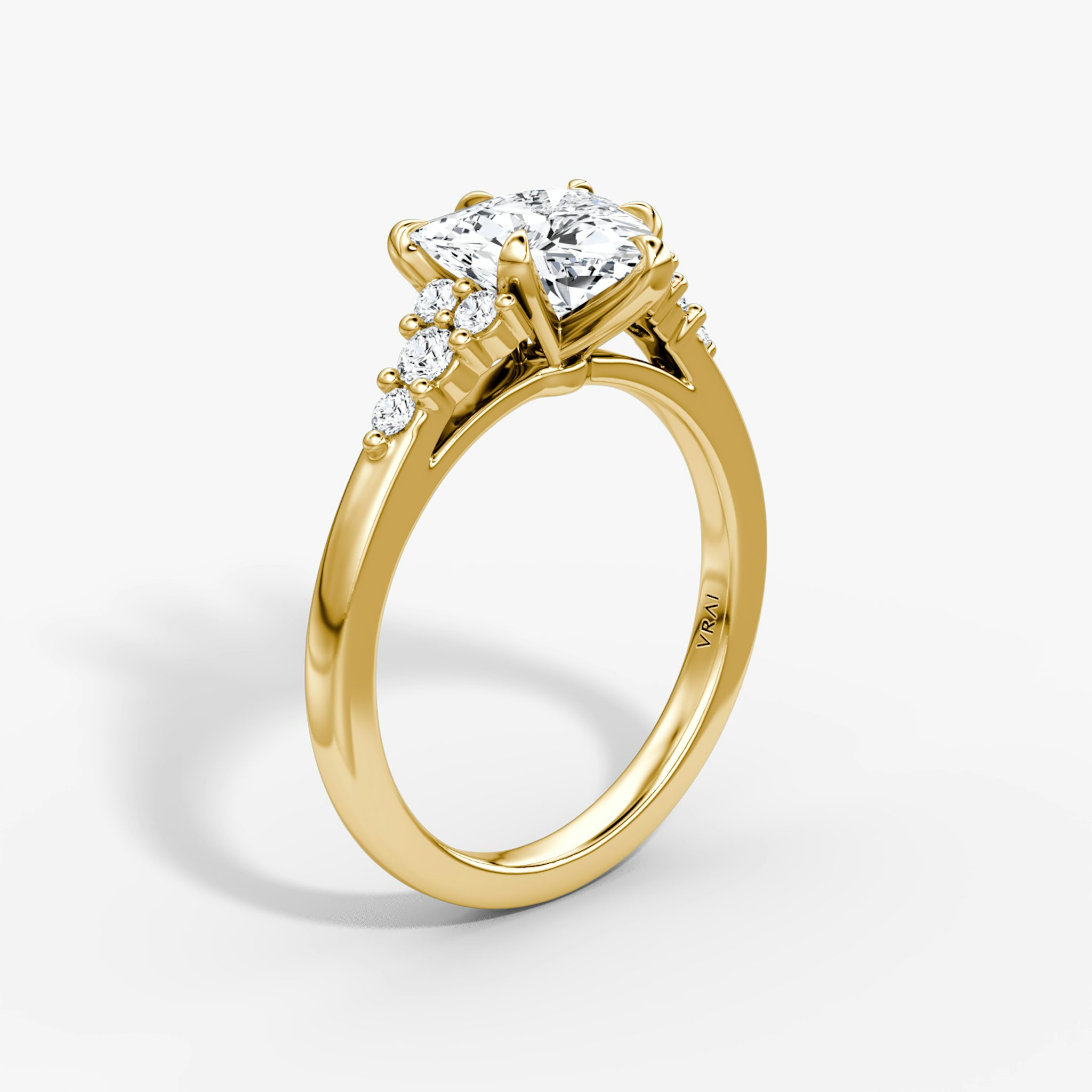 Anillo de compromiso Round Cluster Heirloom | Trillón | 18k | Oro amarillo | bandAccent: Simple | diamondOrientation: vertical | caratWeight: other