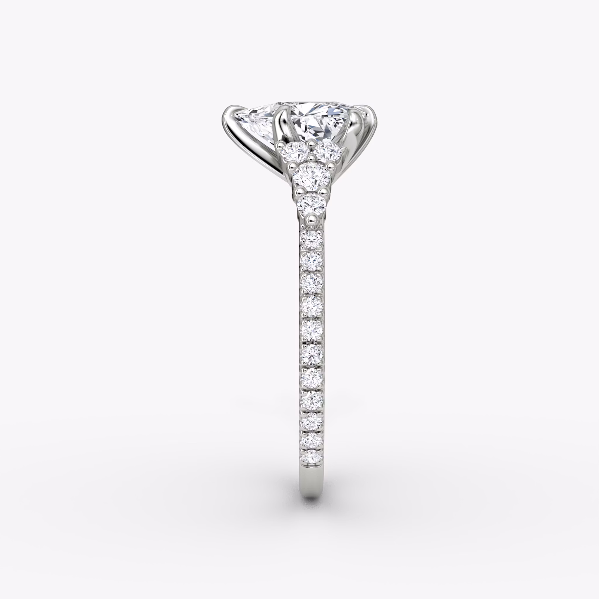 The Round Cluster Heirloom | Trillant | 18k | Weißgold | bandAccent: Mit Pavé-Besatz | diamondOrientation: vertical | caratWeight: other