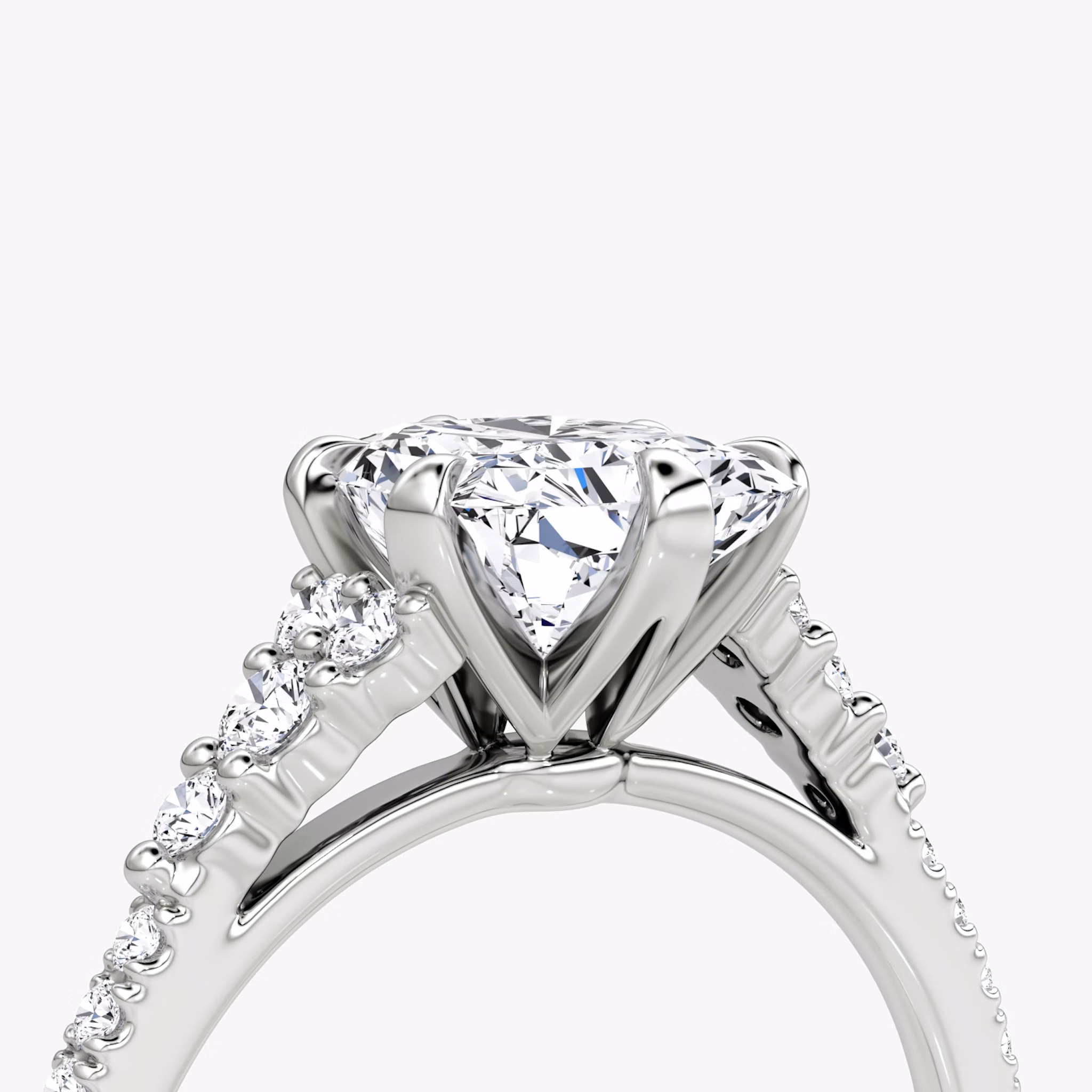 The Round Cluster Heirloom | Radiant | Platin | bandAccent: Mit Pavé-Besatz | diamondOrientation: vertical | caratWeight: other