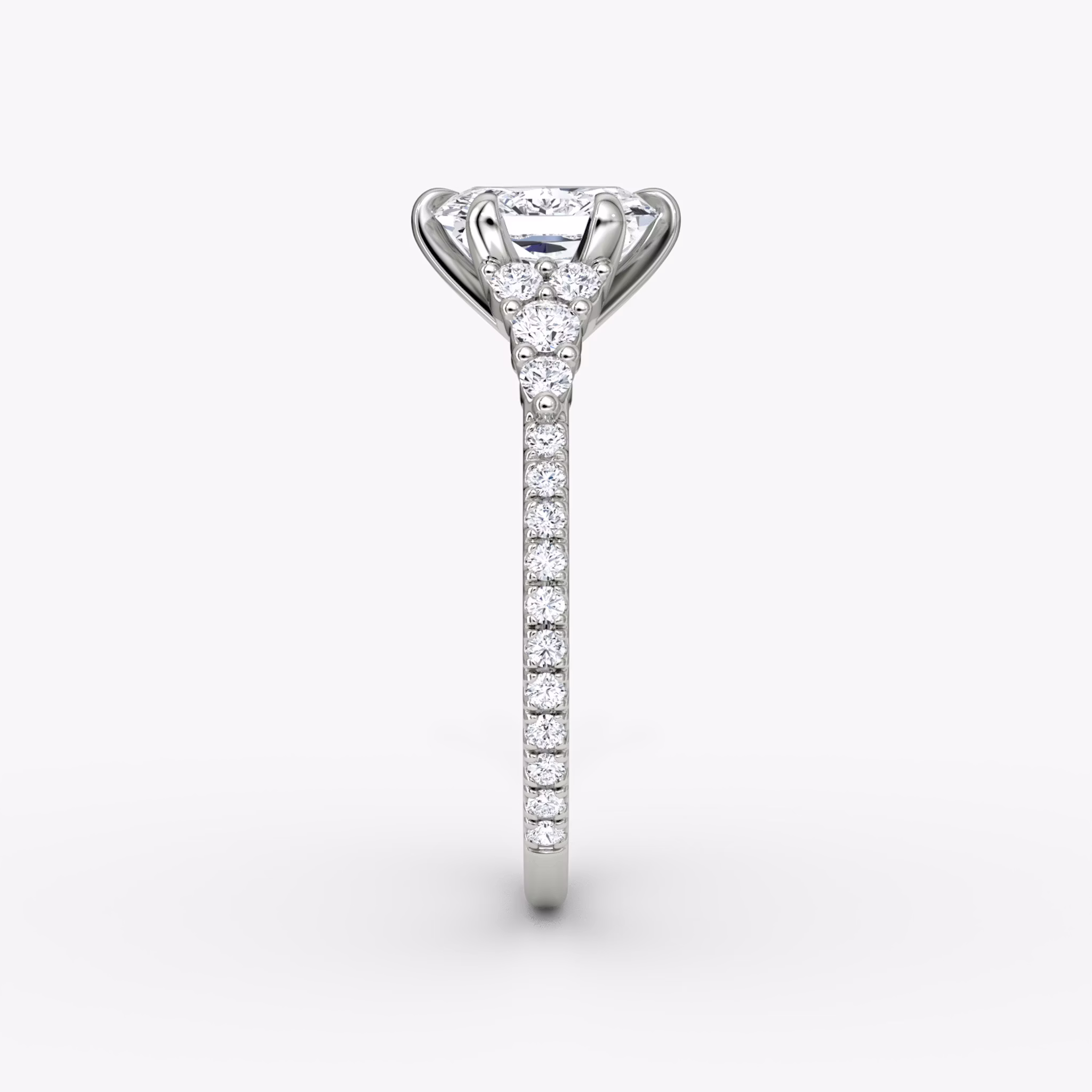 The Round Cluster Heirloom | Radiant | Platin | bandAccent: Mit Pavé-Besatz | diamondOrientation: vertical | caratWeight: other