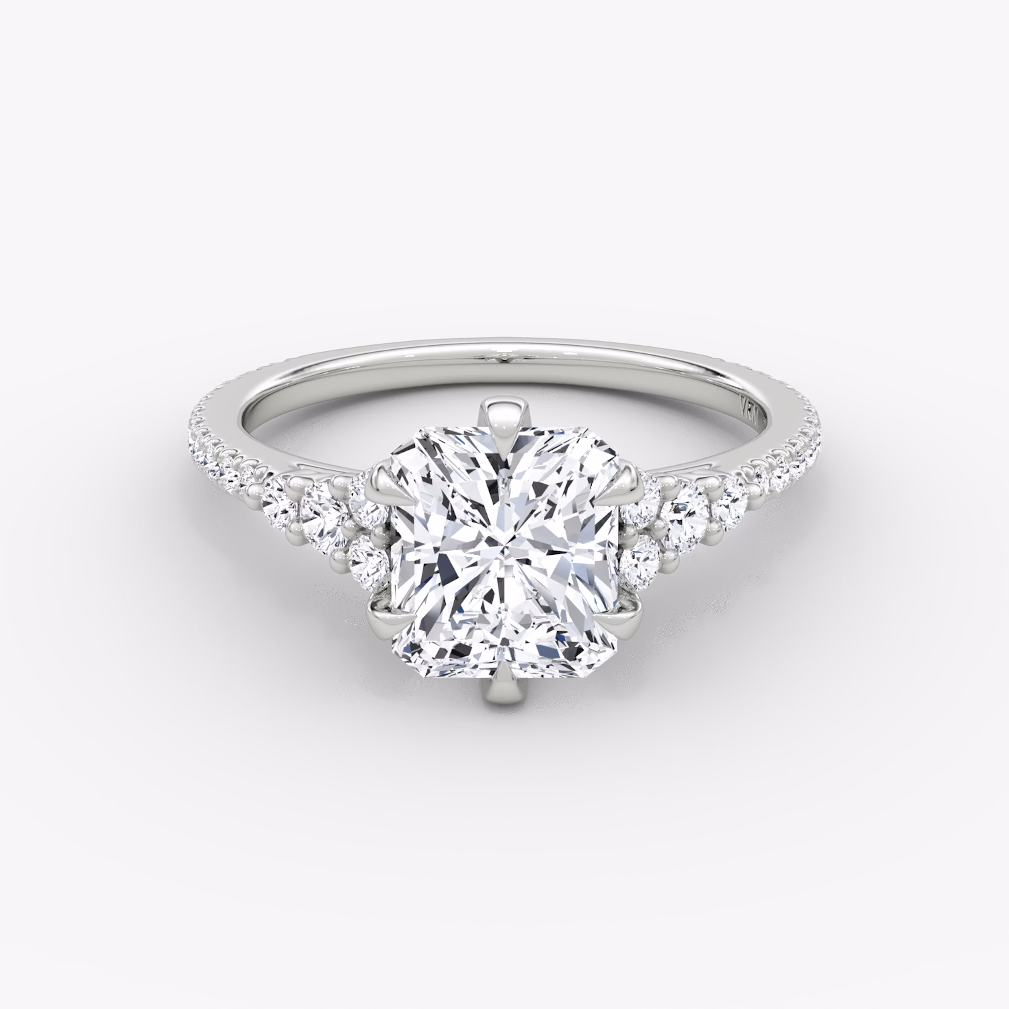 The Round Cluster Heirloom | Radiant | 18k | Weißgold | bandAccent: Mit Pavé-Besatz | diamondOrientation: vertical | caratWeight: other