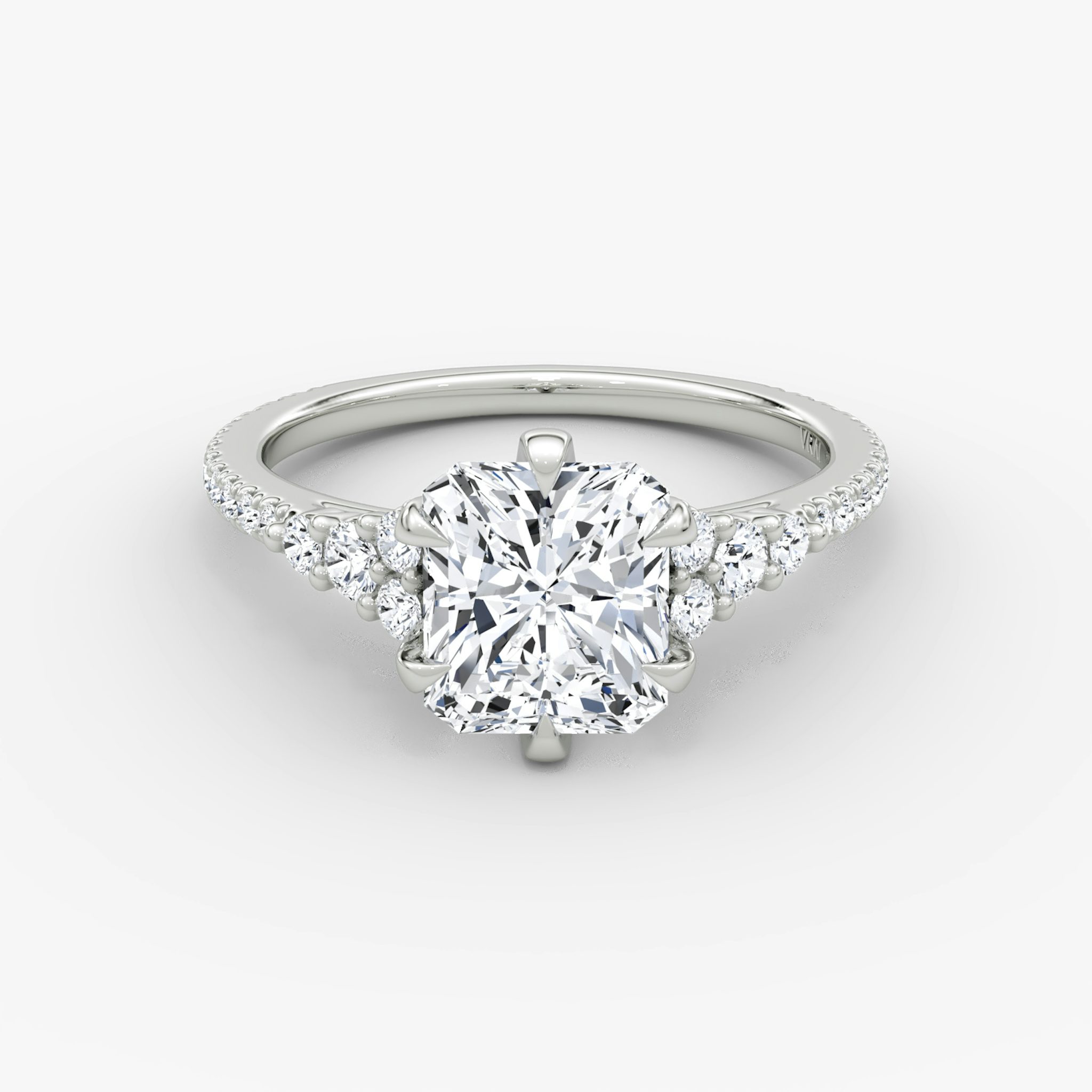 The Round Cluster Heirloom | Radiant | 18k | Weißgold | bandAccent: Mit Pavé-Besatz | diamondOrientation: vertical | caratWeight: other