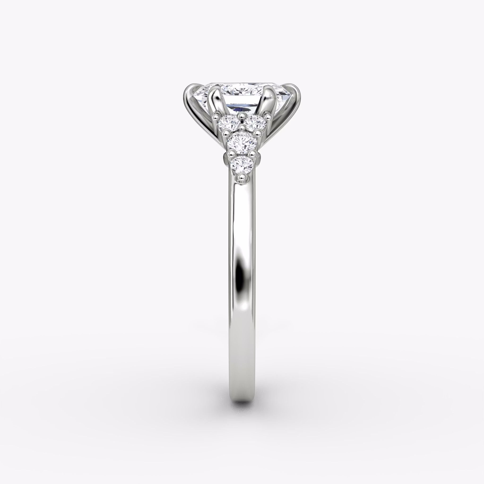 The Round Cluster Heirloom | Radiant | Platin | bandAccent: Ohne Pavé-Besatz | diamondOrientation: vertical | caratWeight: other