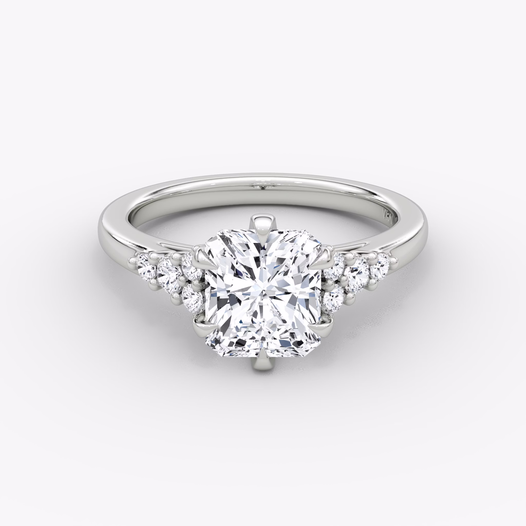 The Round Cluster Heirloom | Radiant | Platin | bandAccent: Ohne Pavé-Besatz | diamondOrientation: vertical | caratWeight: other