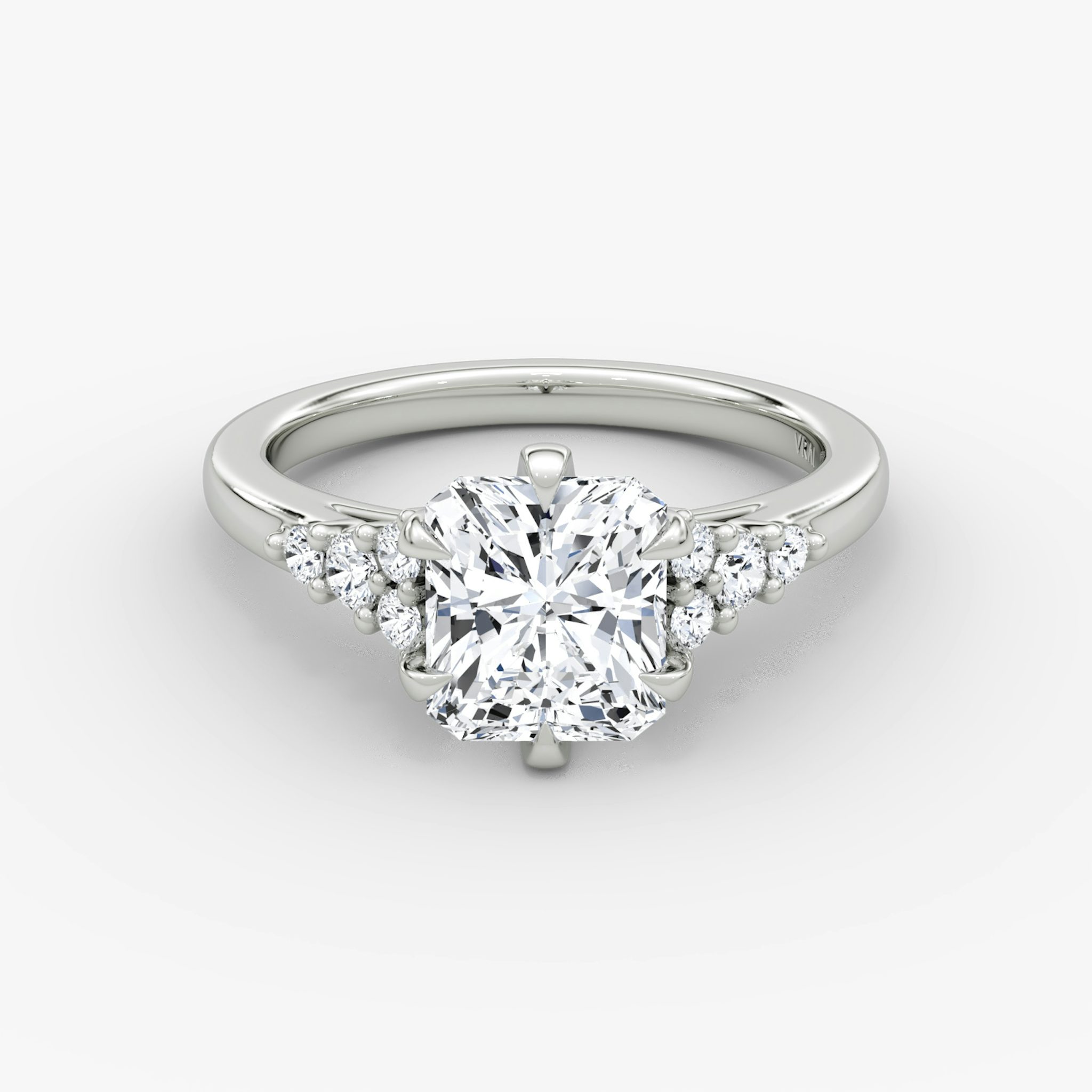 The Round Cluster Heirloom | Radiant | Platin | bandAccent: Ohne Pavé-Besatz | diamondOrientation: vertical | caratWeight: other