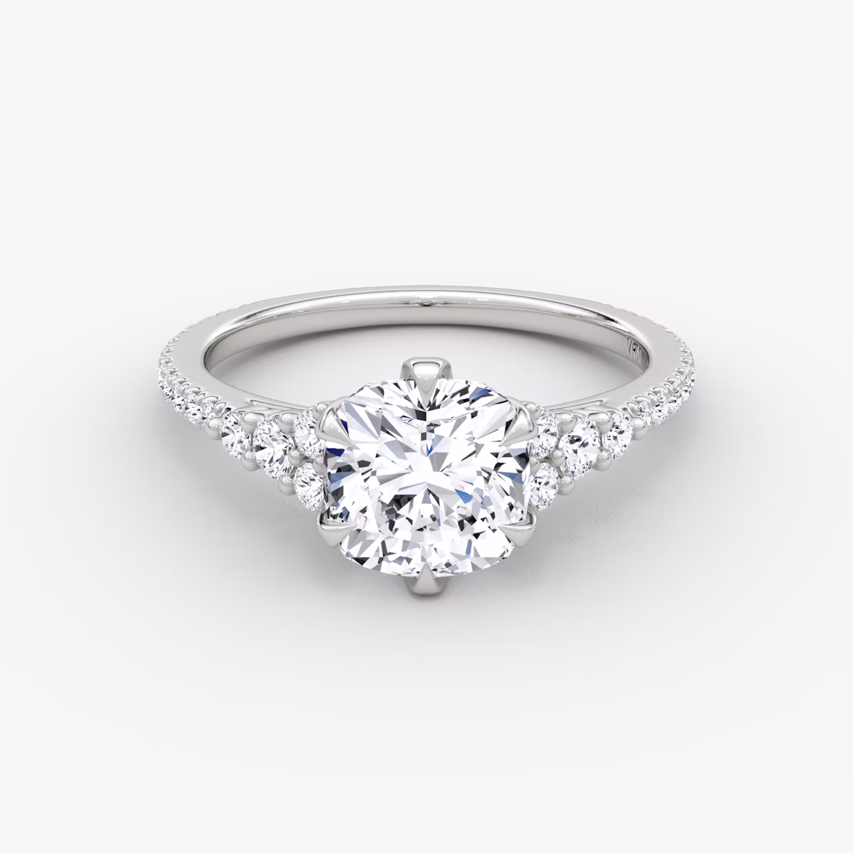Anillo de compromiso Round Cluster Heirloom | Cojín | 18k | Oro blanco | bandAccent: Pavé | diamondOrientation: vertical | caratWeight: other