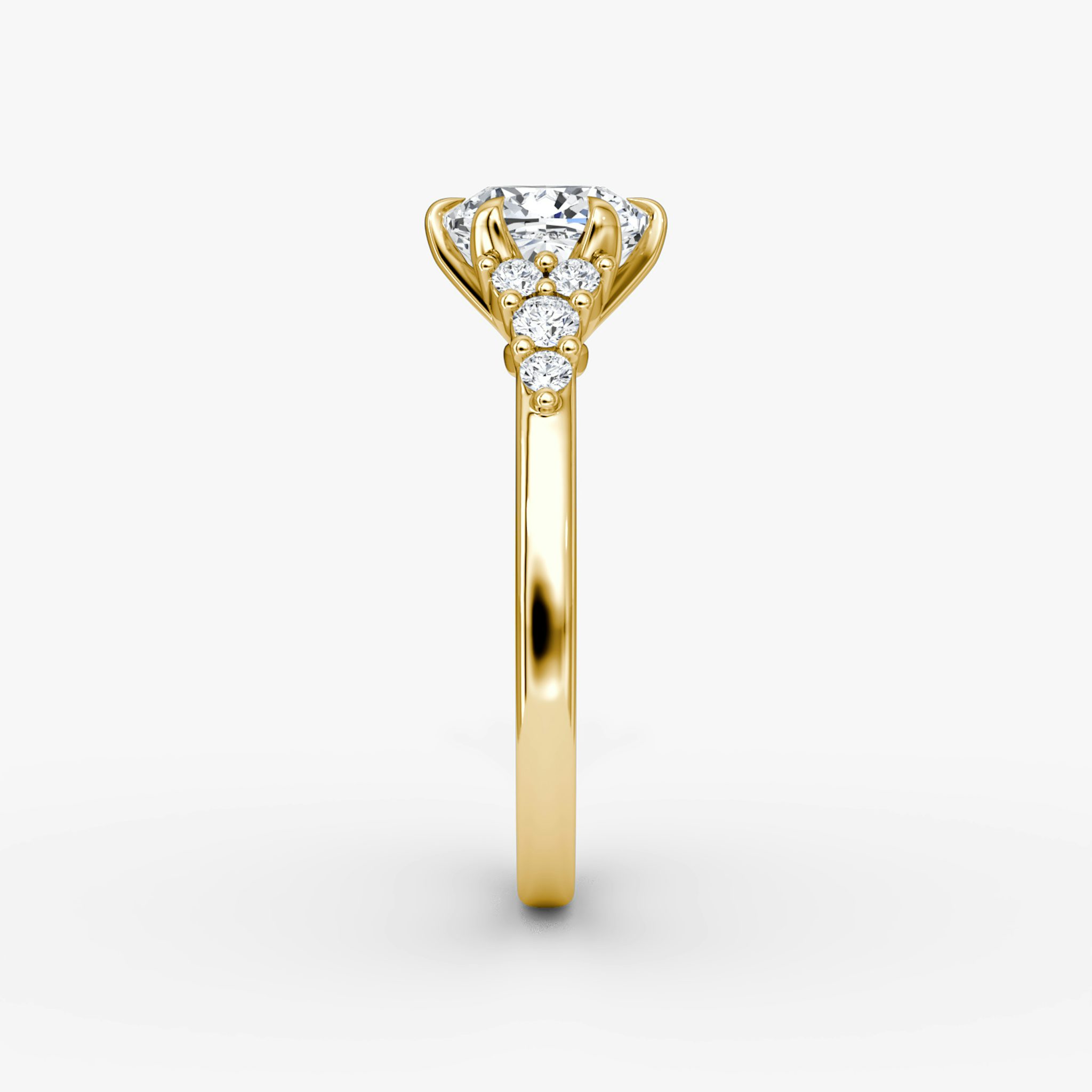 The Round Cluster Heirloom | Cushion | 18k | Gelbgold | bandAccent: Ohne Pavé-Besatz | diamondOrientation: vertical | caratWeight: other