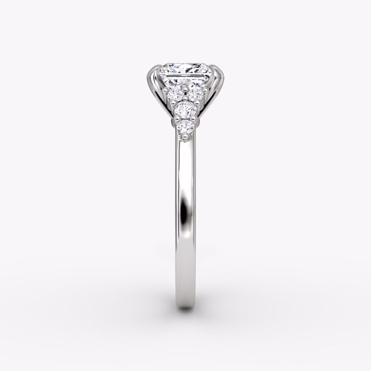Anillo de compromiso Round Cluster Heirloom | Princesa | Platino | bandAccent: Simple | diamondOrientation: vertical | caratWeight: other