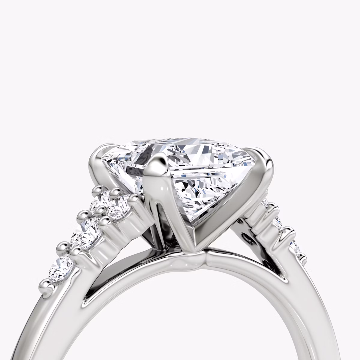 Anillo de compromiso Round Cluster Heirloom | Princesa | Platino | bandAccent: Simple | diamondOrientation: vertical | caratWeight: other