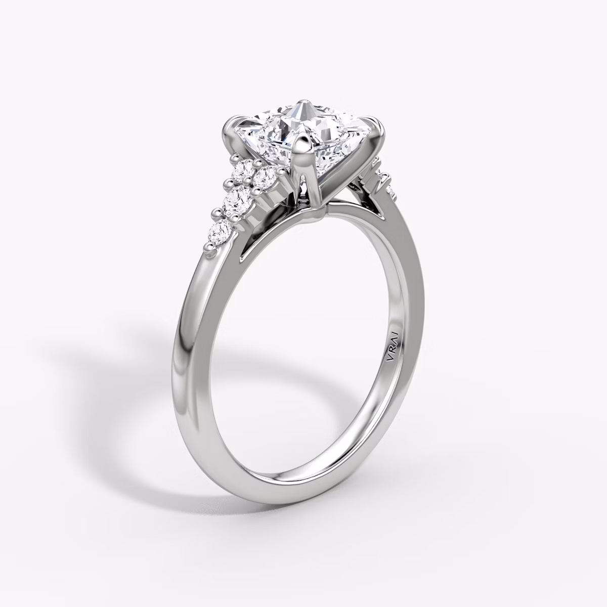 Anillo de compromiso Round Cluster Heirloom | Princesa | Platino | bandAccent: Simple | diamondOrientation: vertical | caratWeight: other