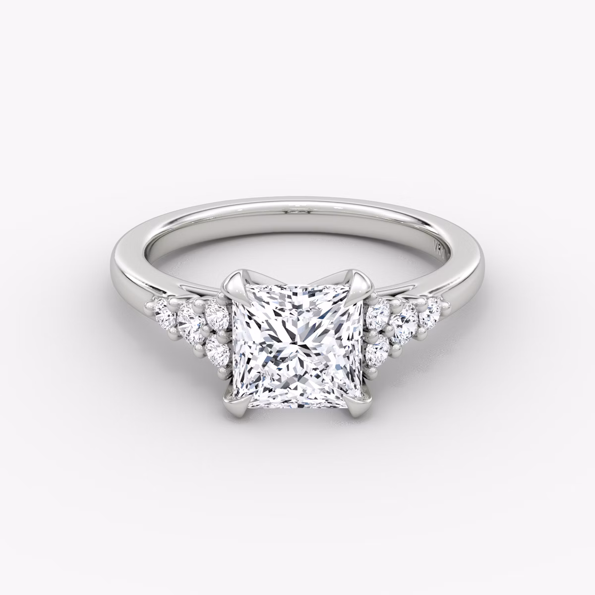 Anillo de compromiso Round Cluster Heirloom | Princesa | Platino | bandAccent: Simple | diamondOrientation: vertical | caratWeight: other