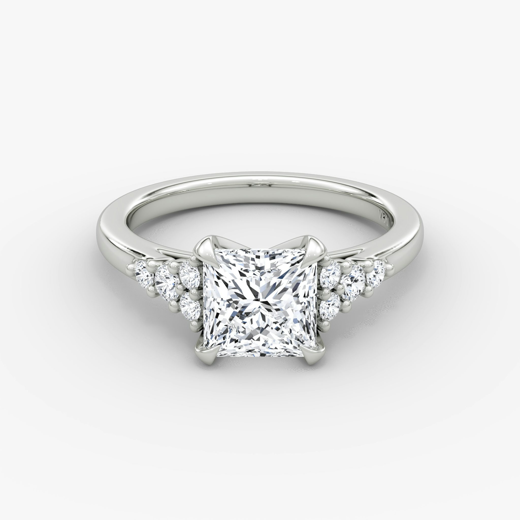 The Round Cluster Heirloom | Princess | Platin | bandAccent: Ohne Pavé-Besatz | diamondOrientation: vertical | caratWeight: other