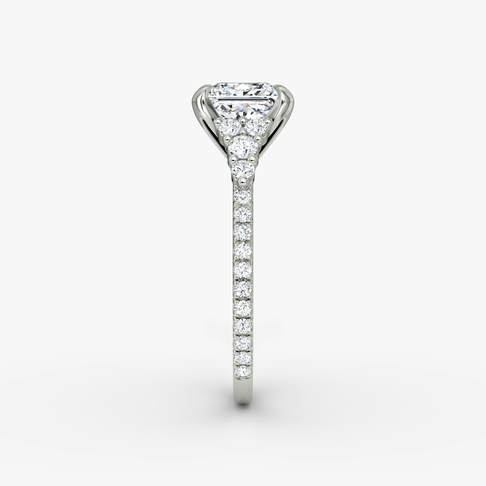 The Round Cluster Heirloom | Princess | Platin | bandAccent: Mit Pavé-Besatz | diamondOrientation: vertical | caratWeight: other