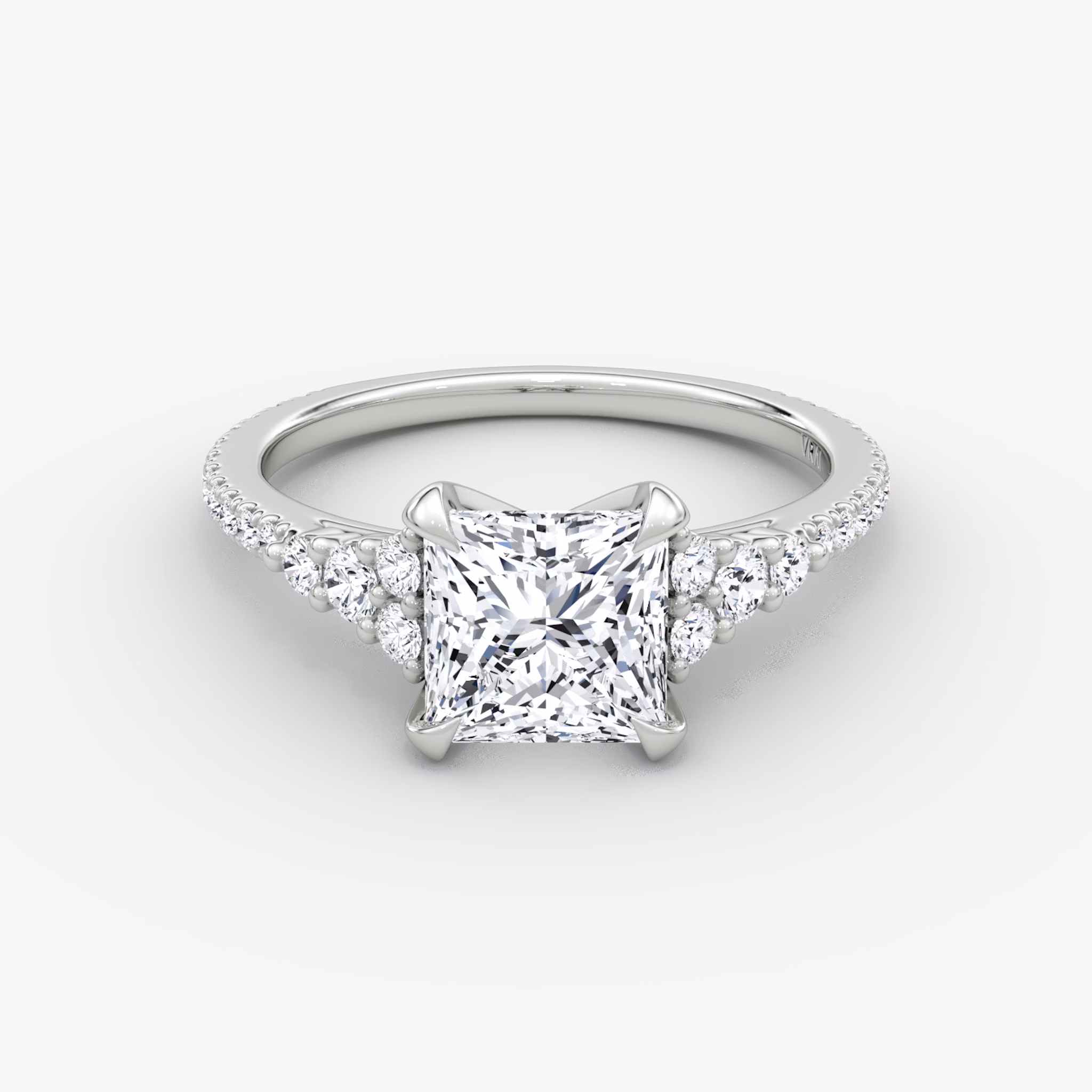 The Round Cluster Heirloom | Princess | Platin | bandAccent: Mit Pavé-Besatz | diamondOrientation: vertical | caratWeight: other