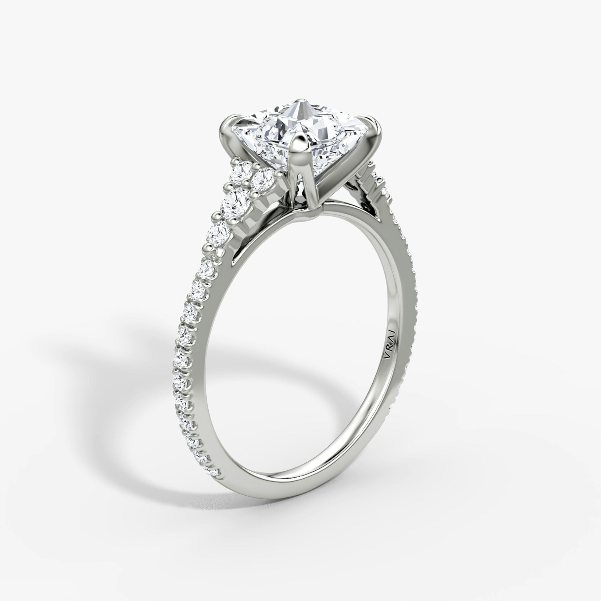 The Round Cluster Heirloom | Princess | Platin | bandAccent: Mit Pavé-Besatz | diamondOrientation: vertical | caratWeight: other