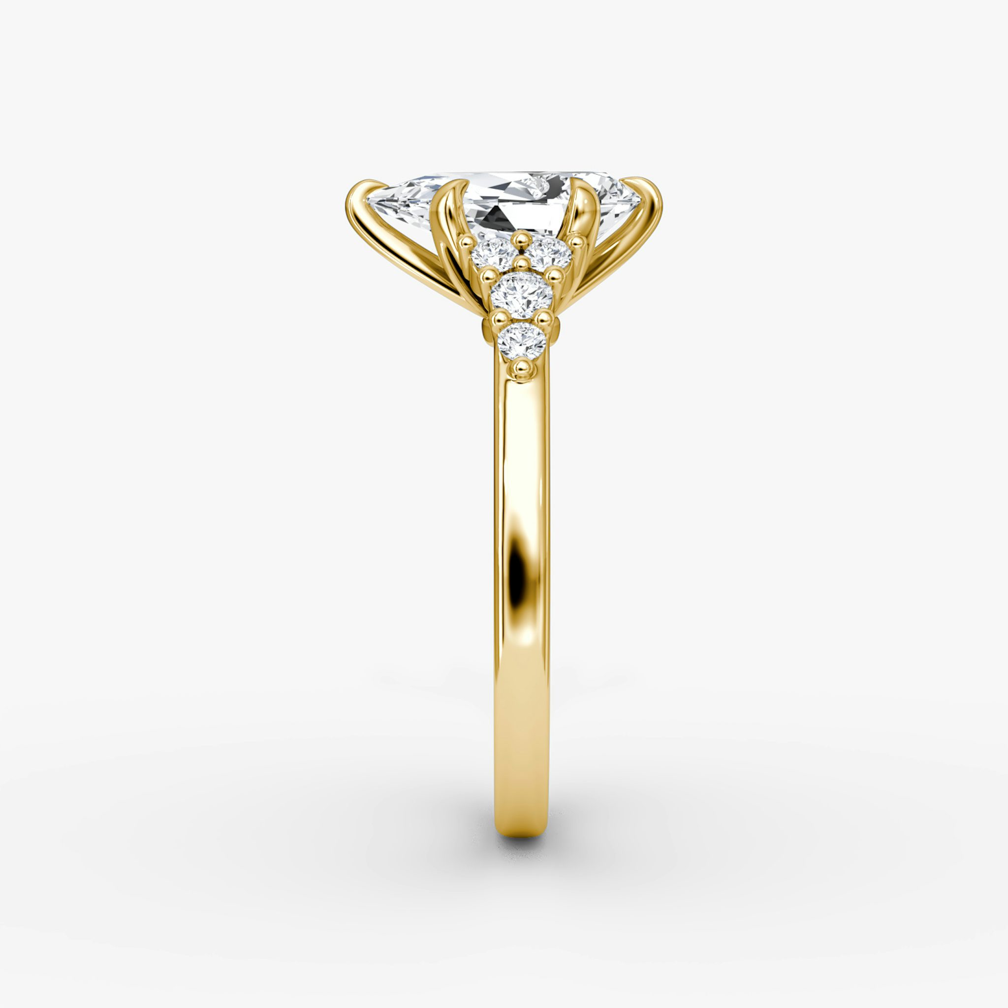 The Round Cluster Heirloom | Tropfen | 18k | Gelbgold | bandAccent: Ohne Pavé-Besatz | diamondOrientation: vertical | caratWeight: other