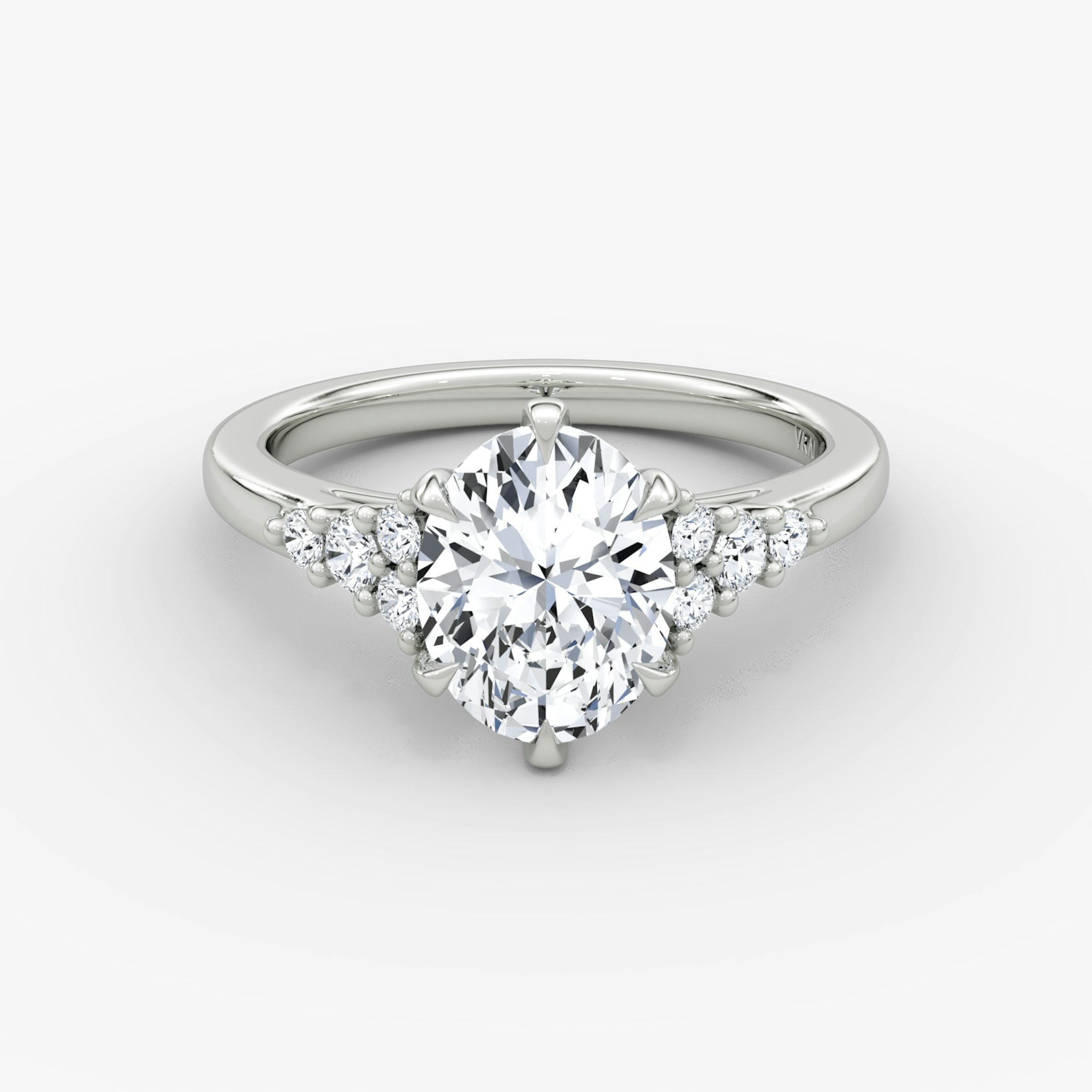 The Round Cluster Heirloom | Oval | 18k | Weißgold | bandAccent: Ohne Pavé-Besatz | diamondOrientation: vertical | caratWeight: other