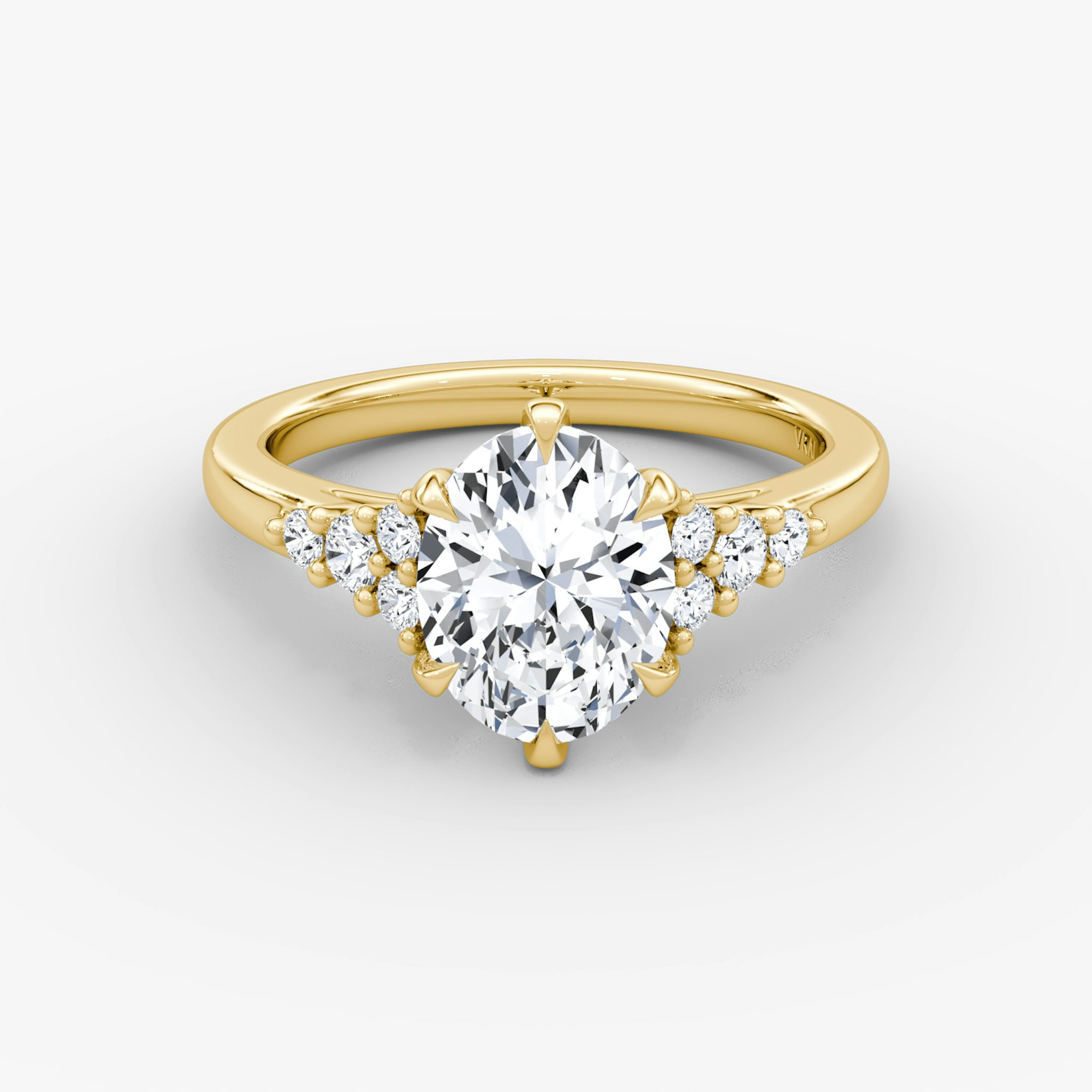 The Round Cluster Heirloom | Oval | 18k | Gelbgold | bandAccent: Ohne Pavé-Besatz | diamondOrientation: vertical | caratWeight: other