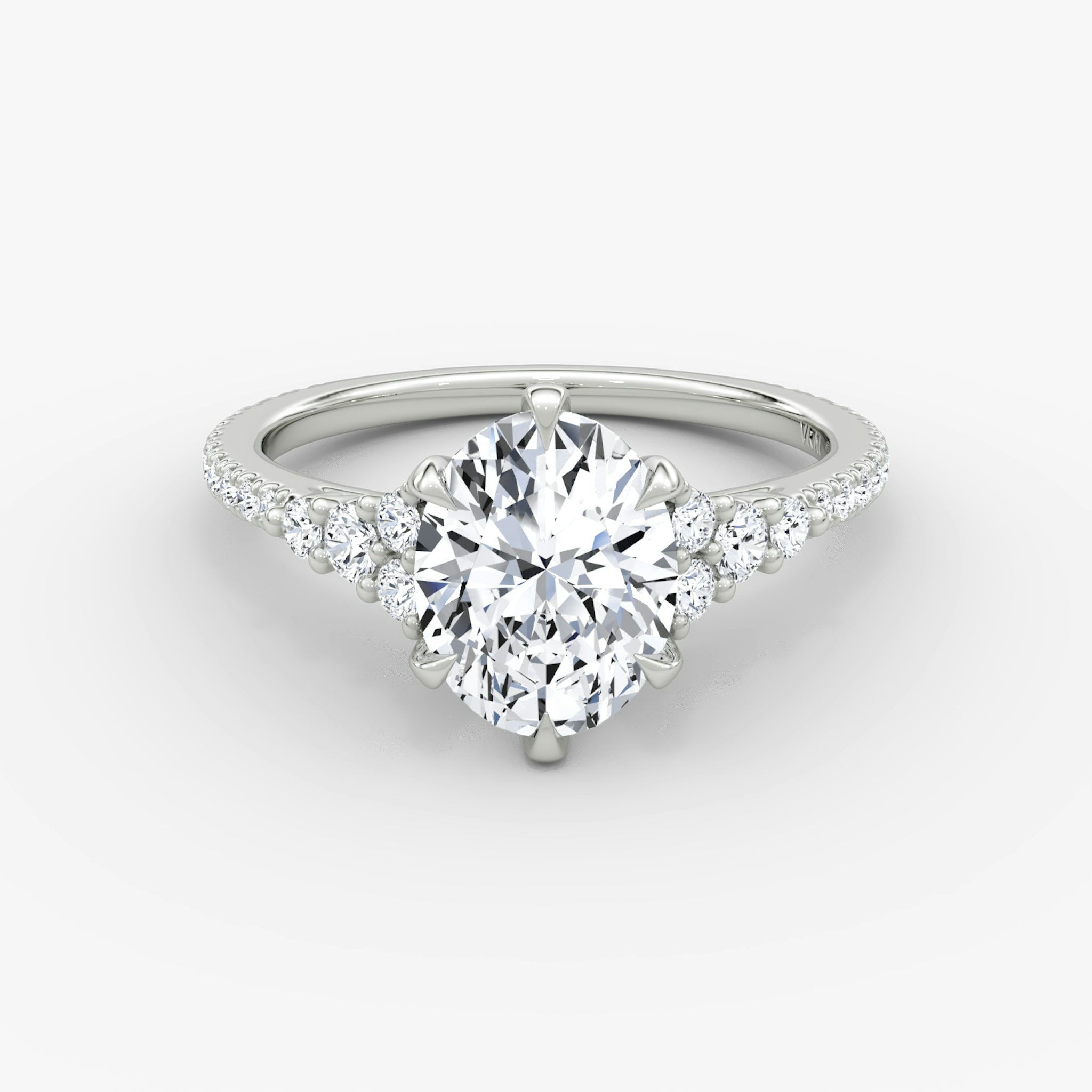 The Round Cluster Heirloom | Oval | 18k | Weißgold | bandAccent: Mit Pavé-Besatz | diamondOrientation: vertical | caratWeight: other