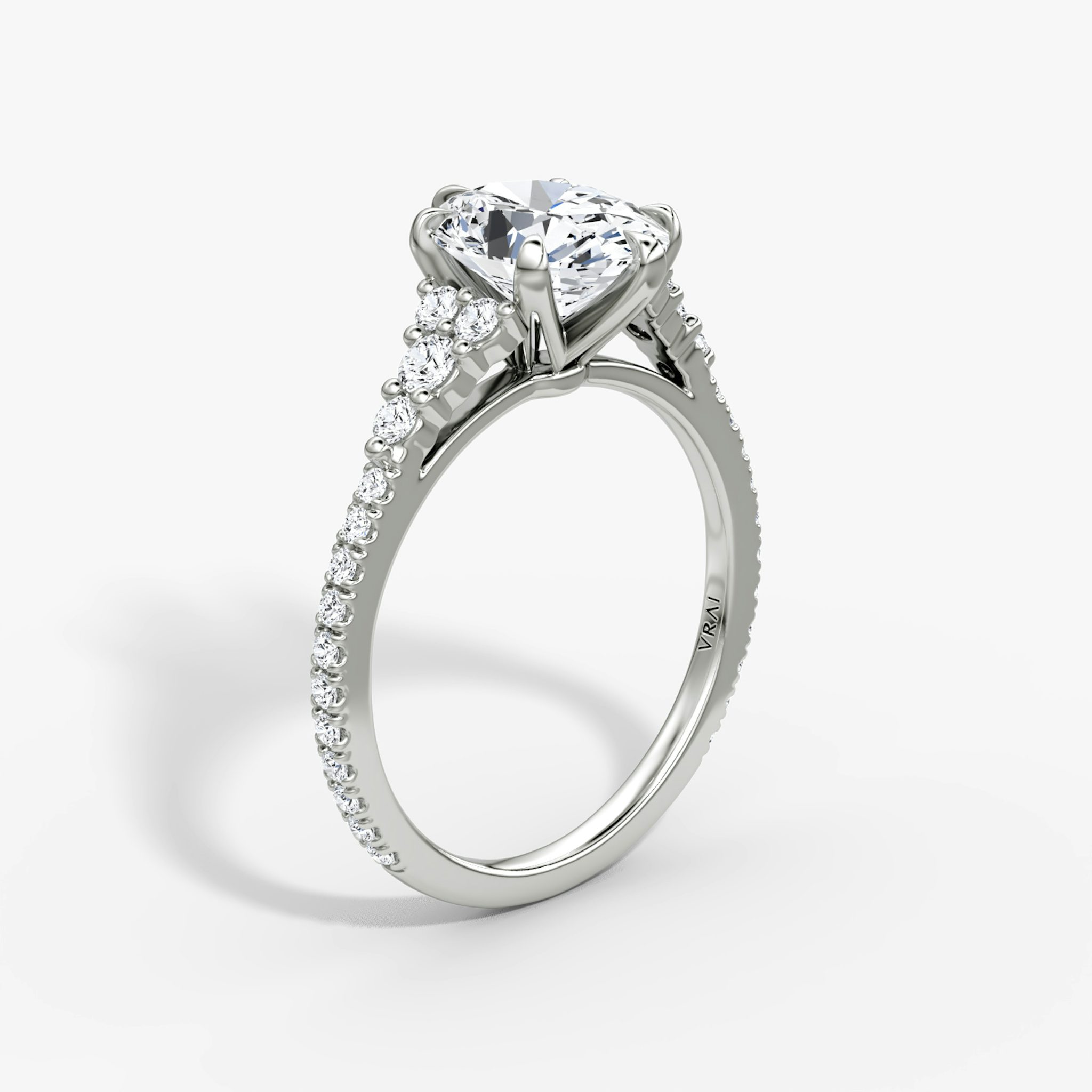 The Round Cluster Heirloom | Oval | Platin | bandAccent: Mit Pavé-Besatz | diamondOrientation: vertical | caratWeight: other
