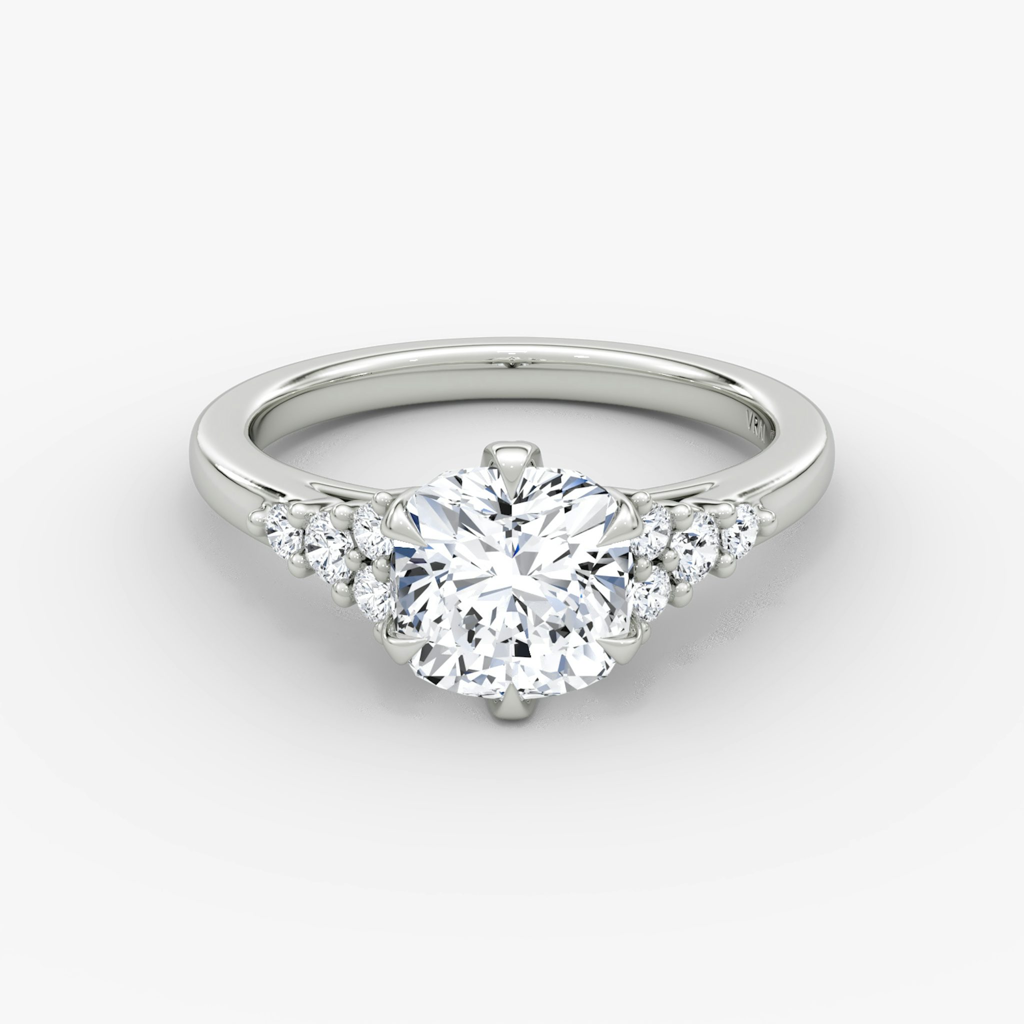 The Round Cluster Heirloom | Cushion | Platin | bandAccent: Ohne Pavé-Besatz | diamondOrientation: vertical | caratWeight: other