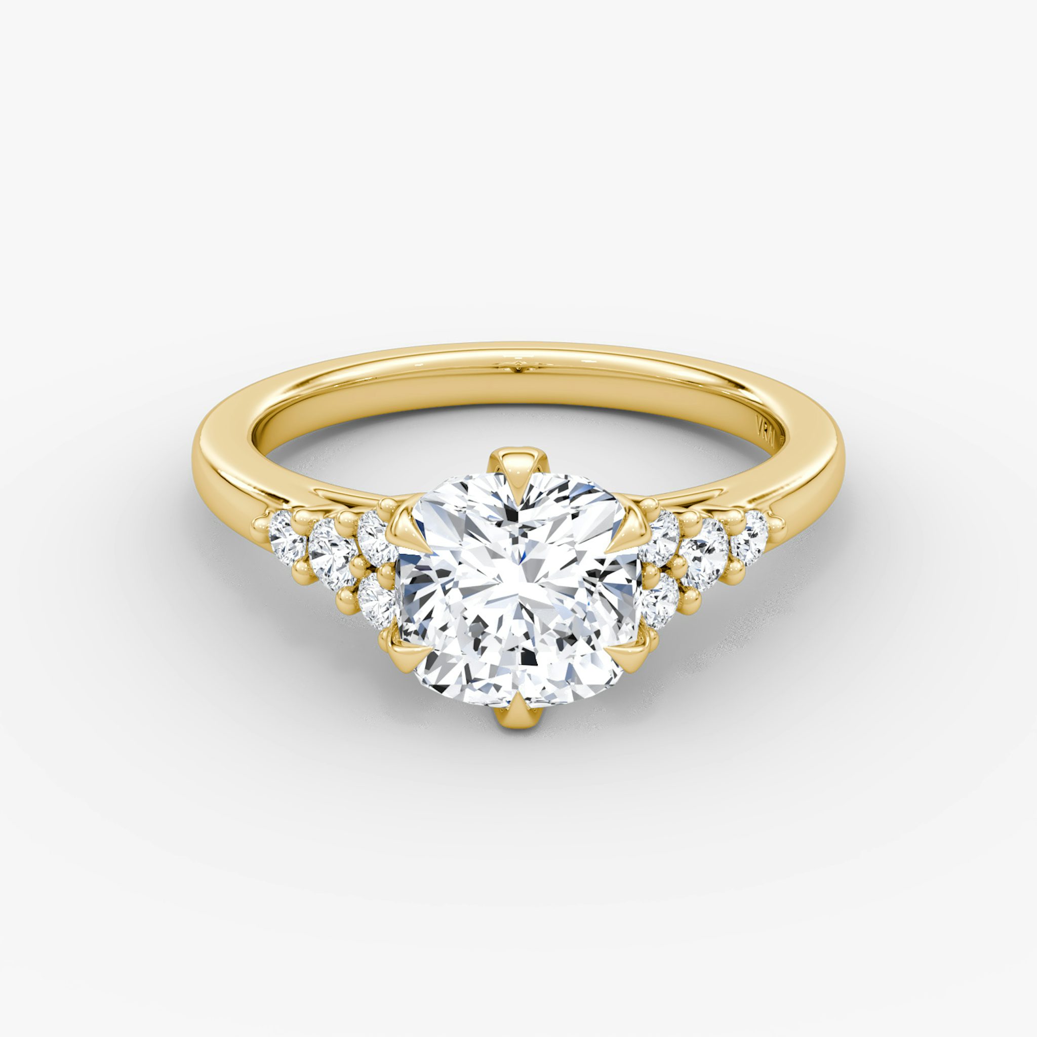 The Round Cluster Heirloom | Cushion | 18k | Gelbgold | bandAccent: Ohne Pavé-Besatz | diamondOrientation: vertical | caratWeight: other