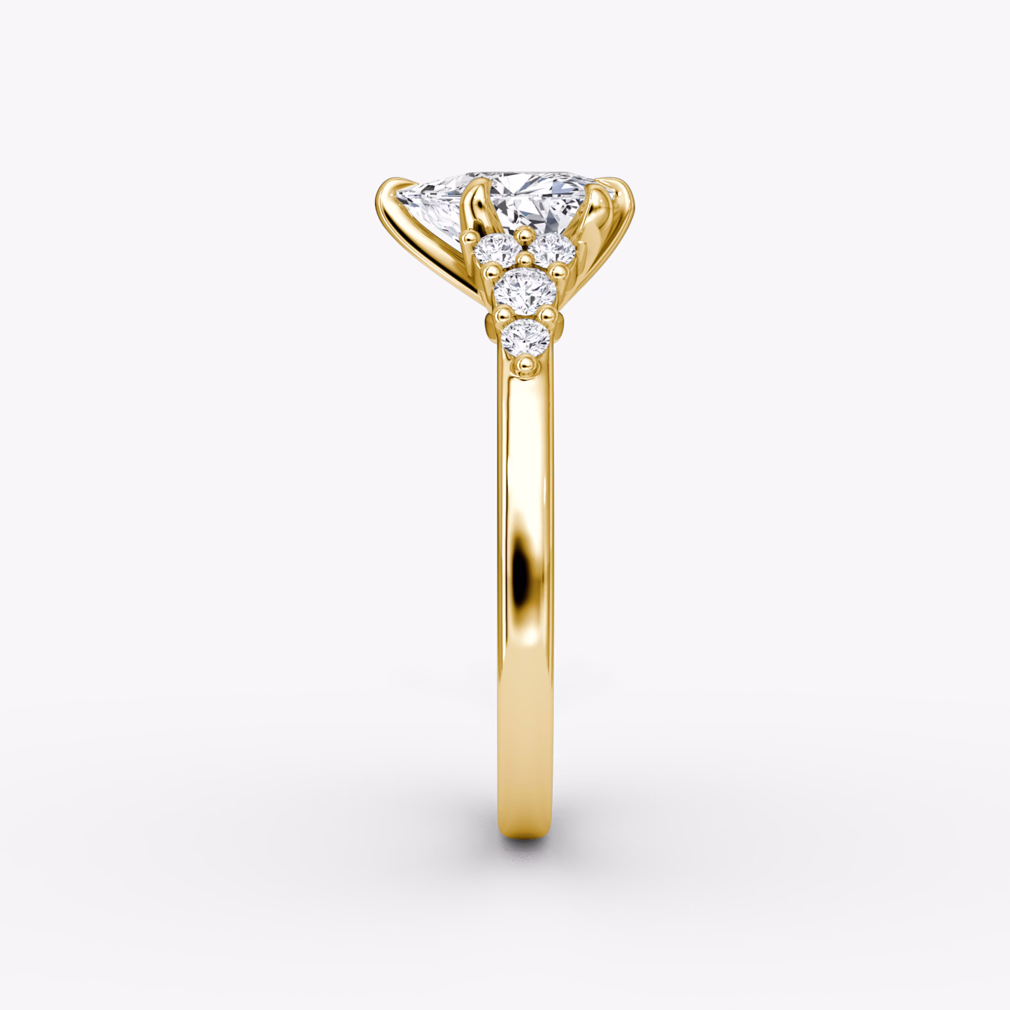 Anillo de compromiso Round Cluster Heirloom | Trillón | 18k | Oro amarillo | bandAccent: Simple | diamondOrientation: vertical | caratWeight: other