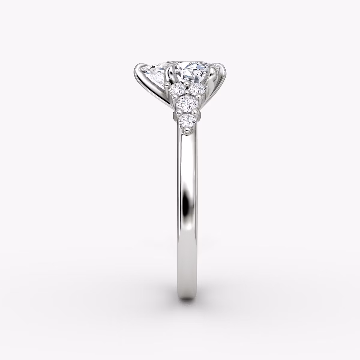 Anillo de compromiso Round Cluster Heirloom | Trillón | 18k | Oro blanco | bandAccent: Simple | diamondOrientation: vertical | caratWeight: other